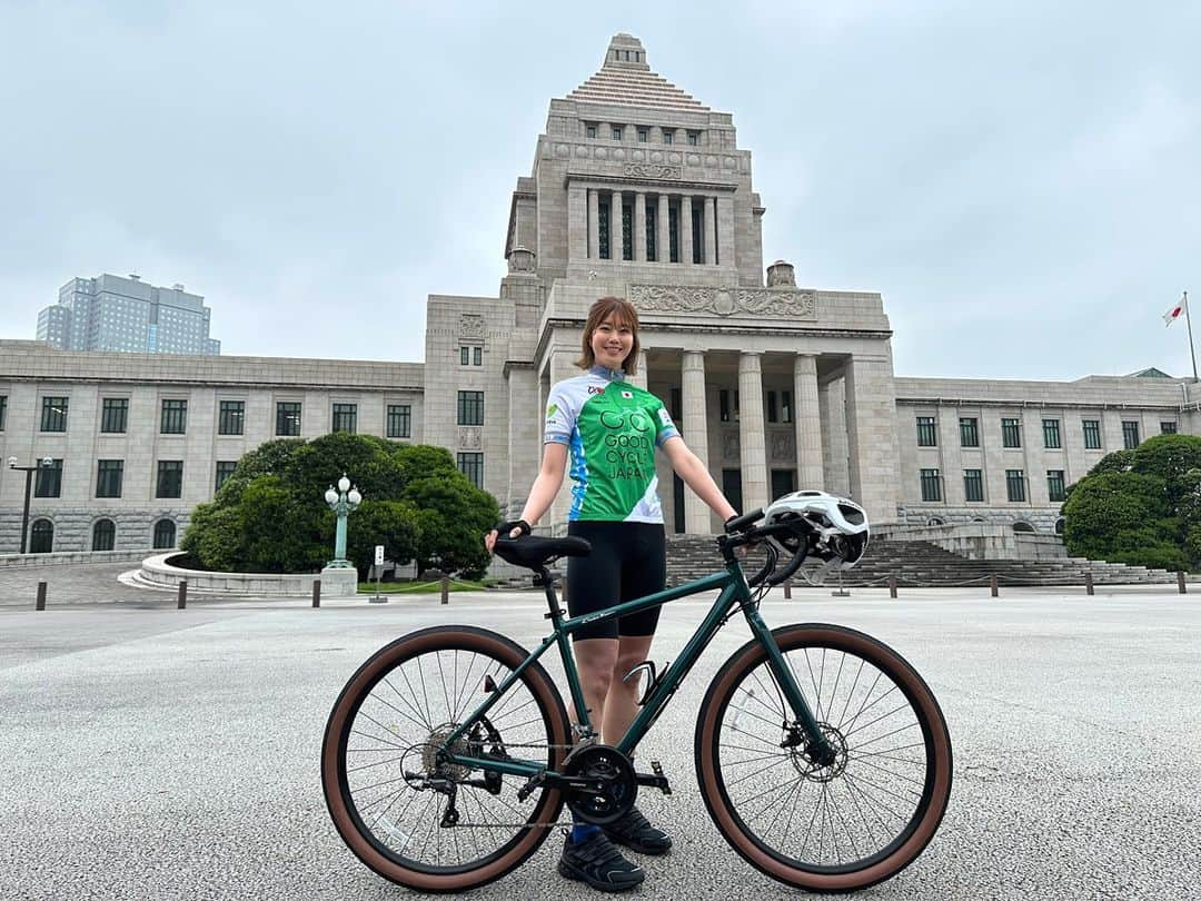 稲村亜美のインスタグラム：「今日は4年ぶりの開催となる青空総会に参加してきました😊 天気予報では雨でしたが、なんとかお天気も味方してくれました🙏🙏🙏 橋本聖子さんの後ろで皇居を一周走らせてもらいましたが後ろ姿からオーラがありかっこよかったです☺️💞 貴重な経験をさせていただきました！！ 自転車月間の5月も残り数日ですが、楽しく健康的に自転車を活用していきましょう！ 今年はいろんなところを自転車で旅できたら嬉しいな〜 楽しみが増えました！！！  #青空総会 #自転車アンバサダー」