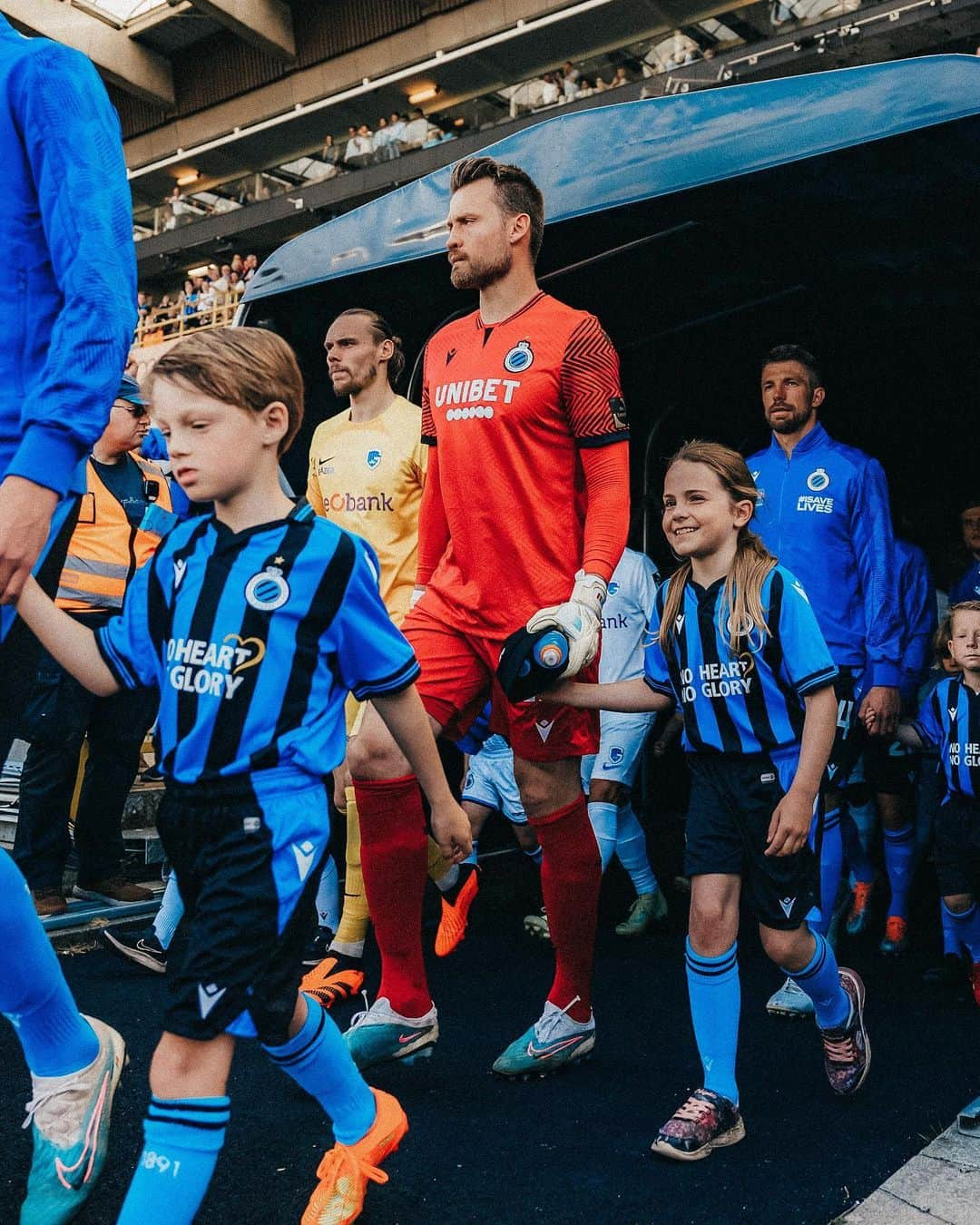 シモン・ミニョレさんのインスタグラム写真 - (シモン・ミニョレInstagram)「Last home game. Always an honor to play a season with the fans behind me. See you next season Jan Breydel! 🙏🏻💙🖤#BluvnGoan」5月29日 19時07分 - 22mignolet22