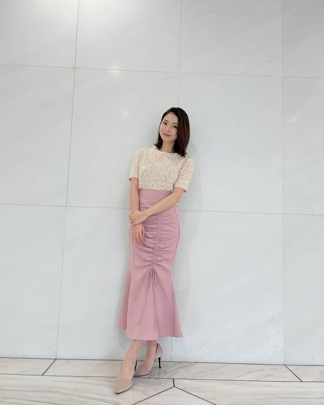 住田紗里のインスタグラム：「今日はあいにくのお天気でしたね☔️ 今朝はピンクのマーメイドスカートでした  トップス•スカート &.NOSTALGIA（@nostalgia_jp）  #グッドモーニング#衣装#&nostalgia#マーメイドスカート#テレビ朝日#テレ朝#テレビ朝日アナウンサー#アナウンサー#住田紗里」