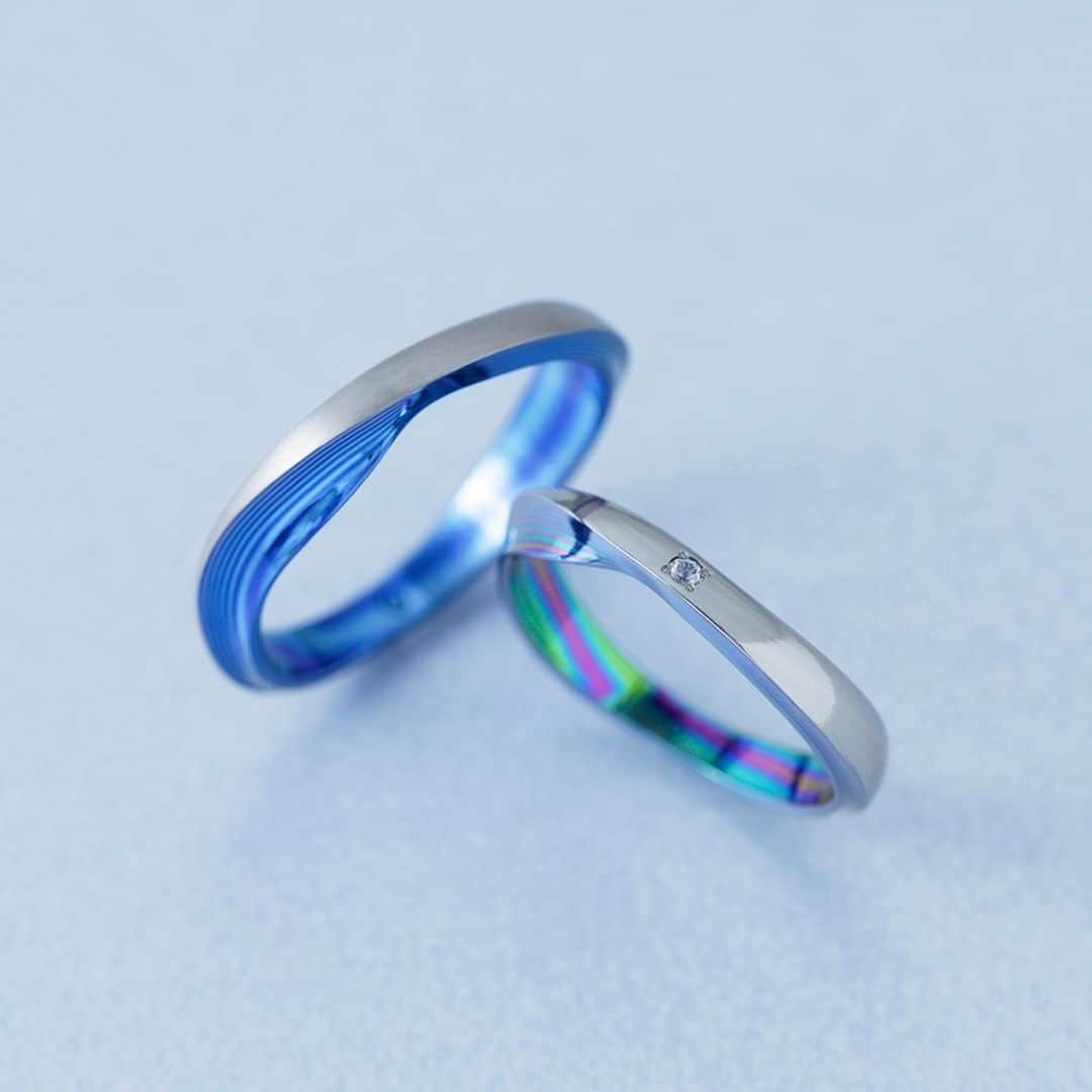 SORA ≪SORA表参道の公式アカウント≫のインスタグラム：「#結婚指輪SORA 【terrametal SWELL-テラメタル スウェル-】 2つのレアメタルを混ぜ合わせて発色し、 有機的で鮮やかな模様を創出する新たな技法 #テラメタル シリーズ  チタンとジルコニウムに化学反応を起こすことで 先進的で優美な発色を実現しました。  そこに、ダイナミックな波がうねる一瞬の造形を込めて 力強い海のエネルギーを宿しました。  革新的な木目金により、唯一無二の世界が完成します。  ◤テラメタル スウェル 取扱店◢  ・SORA表参道本店 ・SORA札幌店 ・ビジュピコ大阪店 ・ビジュピコ名古屋栄店  - - - - - - - - - - - - - - - - - - - -  🟩LINEでもデザインのご相談が可能です >>>「SORA」と検索！  公式アカウントをお友だち登録して メッセージを送ってください  SORA表参道本店のデザイナーがご返信します💁‍♀️  - - - - - - - - - - - - - - - - - - - -  SORA公式サイトや店舗情報は アカウントTOPのURLからcheck * >>> @sora_omotesando  ぜひハッシュタグをつけて SORAの写真を投稿してください♪ >>> #結婚指輪SORA  デザイナー、クリエイターが皆さんの投稿を拝見し 毎日パワーをいただいています🌿  - - - - - - - - - - - - - - - - - - - -  #結婚指輪 #婚約指輪 #ペアリング #金属アレルギー対応リング #マリッジリング #エンゲージリング #オーダーメイド結婚指輪 #オーダーメイド婚約指輪 #結婚指輪探し #結婚指輪選び #結婚指輪迷子 #2023夏婚 #2023秋婚 #2023冬婚 #和婚花嫁 #和風リング #木目金 #mokumegane #mokumeganering」
