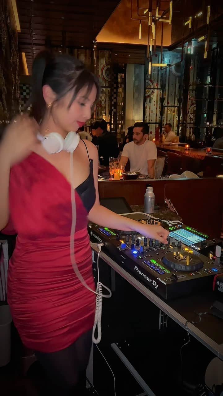 のインスタグラム：「バーの雰囲気がとても好き🫶🏼❤️‍🔥  #dj #djing #dj動画 #fourseasonshotel #fourseasonshoteltokyootemachi」