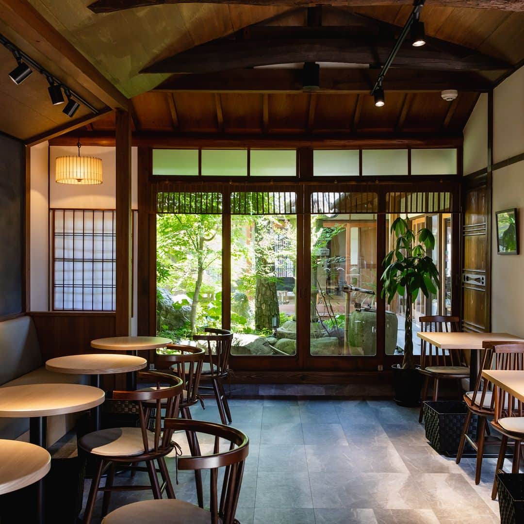 ことりっぷさんのインスタグラム写真 - (ことりっぷInstagram)「京都・宇治の「抹茶ロースタリー」で味わう、焙煎した抹茶を使った新感覚ドリンク  京都のお茶どころ・宇治は、おいしい抹茶や抹茶スイーツの宝庫。 新しいお店が増えているこの地に、2023年2月、京くみひもの老舗・昇苑くみひもが手がける町家カフェ「抹茶ロースタリー」がオープンしました。  隠れ家感のあるロケーションで風情あるお庭を眺めながら、焙煎した抹茶という今までにない発想で生み出された「ロースト抹茶」を使ったドリンクやスイーツ、フードが楽しめますよ。  口当たりよくクリーミーな泡と、まろやかな味わいが魅力の「ロースト抹茶ドリンク」を味わいに、宇治へおでかけしてみませんか？ ----- #抹茶ロースタリー @matcharoastery  -----  詳しくは、ことりっぷwebでご紹介しています。 プロフィールのURL、またはストーリーズからご覧くださいね。 @cotrip_official  #ことりっぷ #ことりっぷweb #京都 #宇治 #抹茶 #抹茶カフェ #抹茶スイーツ #町家カフェ #宇治カフェ #昇苑くみひも #cotrip #kyoto #matcha #visitjapan」5月29日 19時13分 - cotrip_official