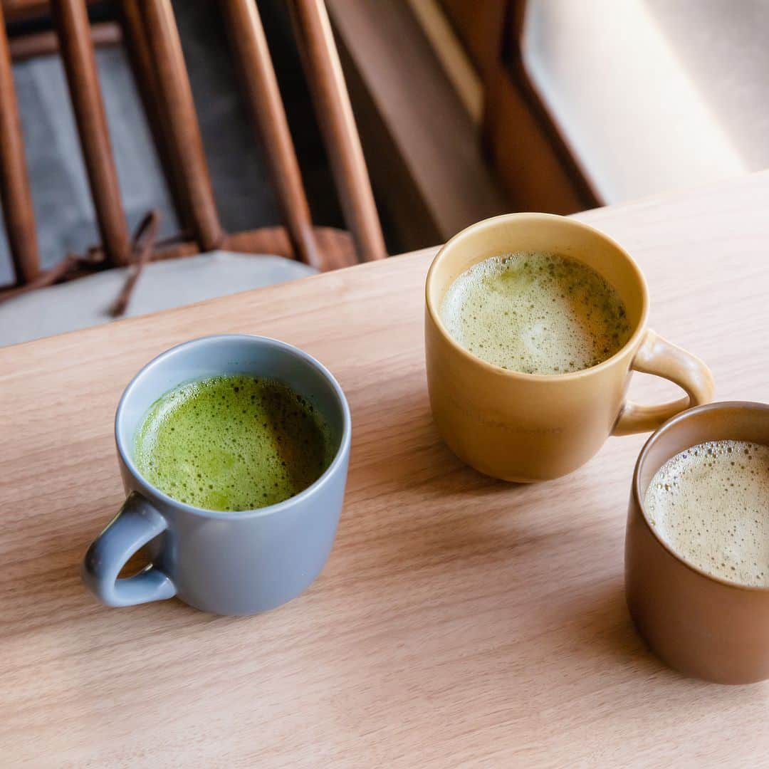 ことりっぷさんのインスタグラム写真 - (ことりっぷInstagram)「京都・宇治の「抹茶ロースタリー」で味わう、焙煎した抹茶を使った新感覚ドリンク  京都のお茶どころ・宇治は、おいしい抹茶や抹茶スイーツの宝庫。 新しいお店が増えているこの地に、2023年2月、京くみひもの老舗・昇苑くみひもが手がける町家カフェ「抹茶ロースタリー」がオープンしました。  隠れ家感のあるロケーションで風情あるお庭を眺めながら、焙煎した抹茶という今までにない発想で生み出された「ロースト抹茶」を使ったドリンクやスイーツ、フードが楽しめますよ。  口当たりよくクリーミーな泡と、まろやかな味わいが魅力の「ロースト抹茶ドリンク」を味わいに、宇治へおでかけしてみませんか？ ----- #抹茶ロースタリー @matcharoastery  -----  詳しくは、ことりっぷwebでご紹介しています。 プロフィールのURL、またはストーリーズからご覧くださいね。 @cotrip_official  #ことりっぷ #ことりっぷweb #京都 #宇治 #抹茶 #抹茶カフェ #抹茶スイーツ #町家カフェ #宇治カフェ #昇苑くみひも #cotrip #kyoto #matcha #visitjapan」5月29日 19時13分 - cotrip_official