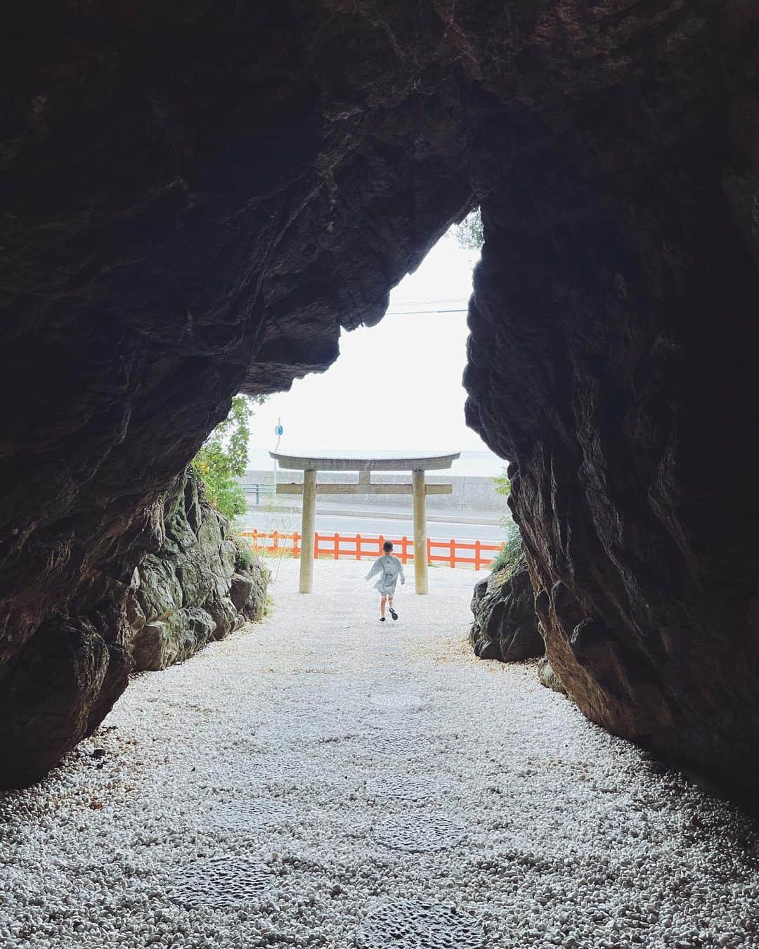 ジュジュのインスタグラム：「龍が神様を待ち続けるとされている  "安乎岩戸信龍神社"🐉  神秘的なその姿に、とても行ってみたかったところ...⛩  #🌿 #淡路島 #社務所のAIシステムはいかがなものかな」