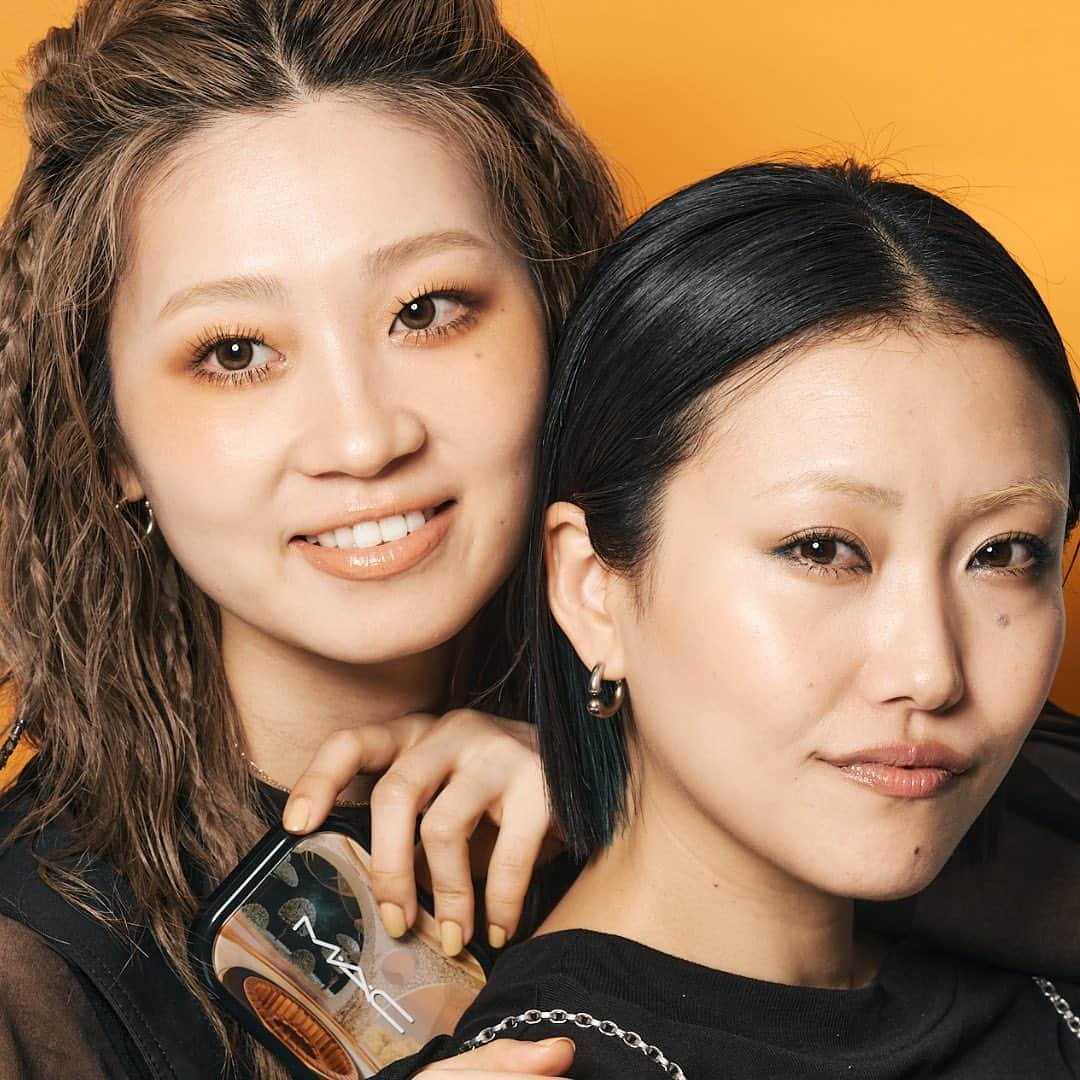 M∙A∙C Cosmetics Japanさんのインスタグラム写真 - (M∙A∙C Cosmetics JapanInstagram)「自然界のニュアンスが息づくブロンズカラーのアイシャドウパレットにあわせ、エフォートレスでヘルシーなメイクにトライ🎨💄  ＜ルック使用製品＞  モデル右： ＊EYES ・コネクト イン カラー アイシャドウ パレット X 6: ブロンズ インフルエンス ＊LIP ラスターガラス リップスティック: サンクス, イッツ M·A·C! ＊FACE ・M·A·C ミネラライズ ブラッシュ: ジェントル ・M·A·C ミネラライズ スキンフィニッシュ: ライトスカペード  モデル左： ＊EYES ・コネクト イン カラー アイシャドウ パレット X 6: ブロンズ インフルエンス ＊LIP ・ラスターガラス リップスティック: マーズ トゥ ユア ヴィーナス ＊FACE ・M·A·C ミネラライズ ブラッシュ: ナチュラリー フローレス ・M·A·C ミネラライズ スキンフィニッシュ: ライトスカペード  #MACコネクトインカラー #次世代アイパレット #MACアイシャドウ #MACラスターガラス #ガラスリップ #MACリップ」5月29日 19時15分 - maccosmeticsjapan