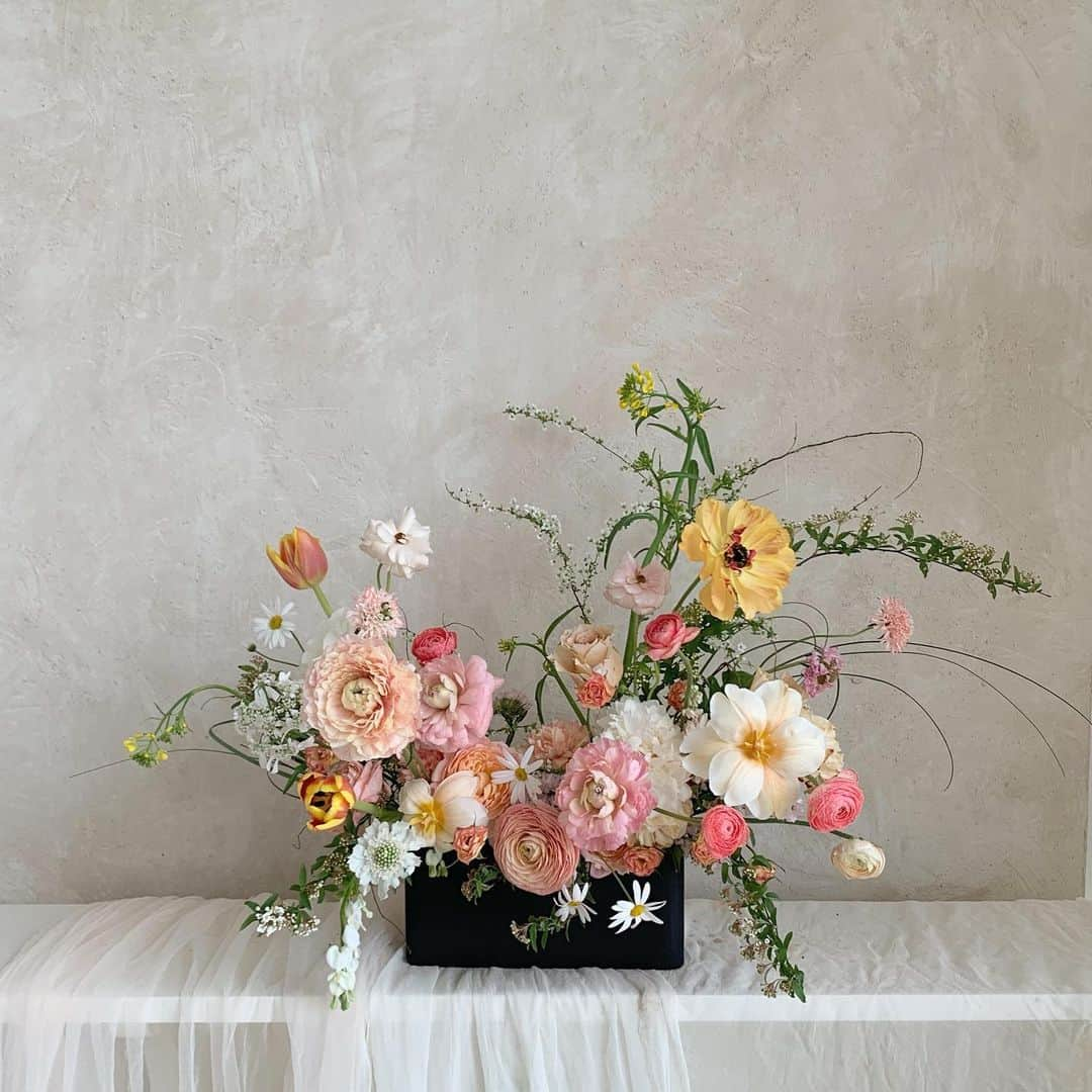 플로리스트 이주연 florist Lee Ju Yeonさんのインスタグラム写真 - (플로리스트 이주연 florist Lee Ju YeonInstagram)「. . Center pieces 🌼 . #centerpieces #화기꽂이 #센터피스 . 바네스플라워 VANESS FLOWER . Katalk ID vaness52 E-mail vanessflower@naver.com . Paypal payment possible . 서울시 중구 청파로464 브라운스톤서울 101동2806호 📞02-545-6813」5月29日 19時16分 - vanessflower