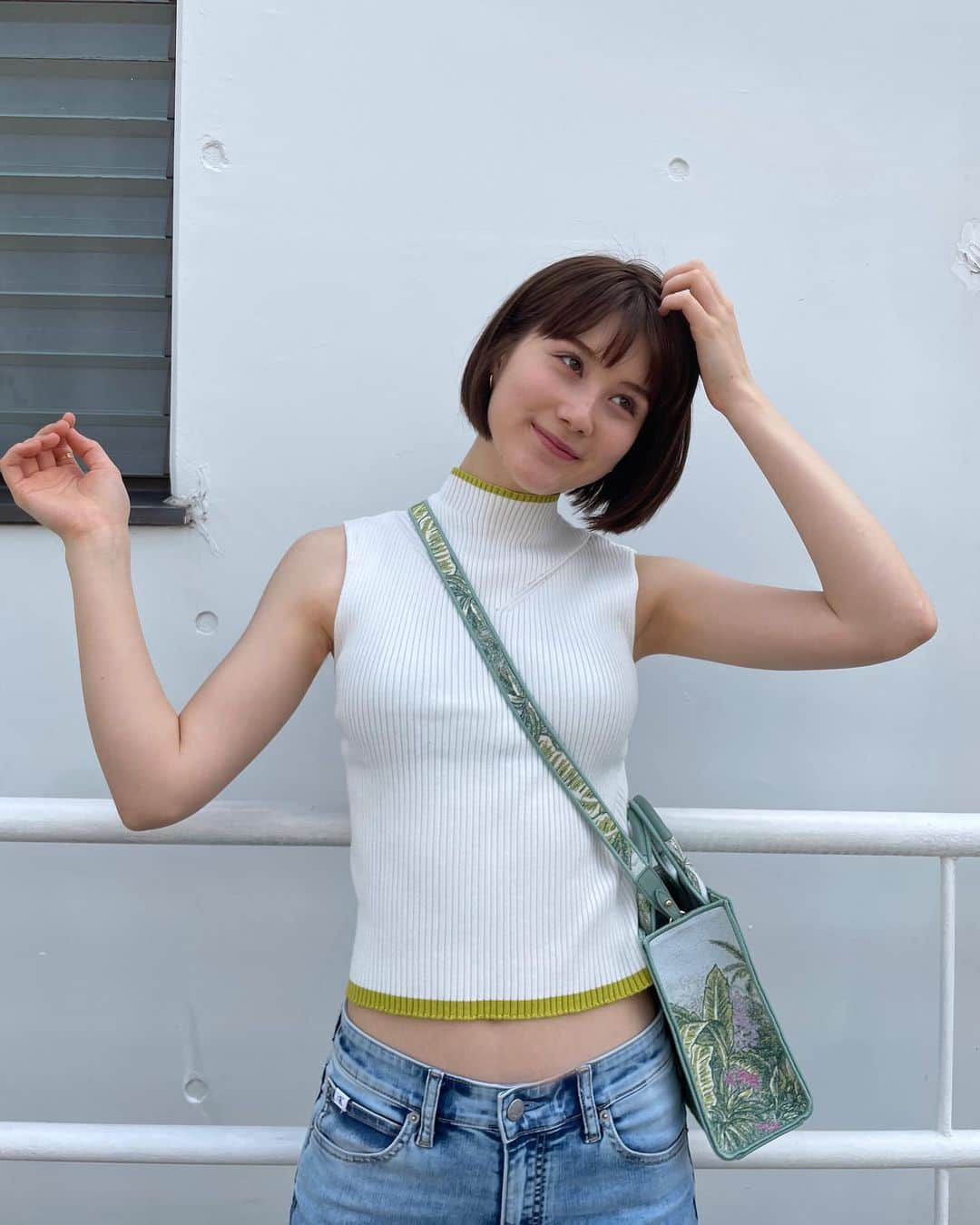 藤本林花美愛さんのインスタグラム写真 - (藤本林花美愛Instagram)「new haircut💇‍♀️  やっぱりボブが1番今の自分にしっくりきて好きなの🤍  bloc japon の山本さんに担当して頂きました。 ラインが本当に綺麗で前髪を少し重たくして 幅広く色んなスタイリングができるように🥹✨ ありがとうございます！！  Tops: @murua_official  Denim: @calvinklein  Bag: @furla  Shoes: @charleskeith_jp    #blocjapon #山本洋史 さん」5月29日 19時29分 - lily_1001_official