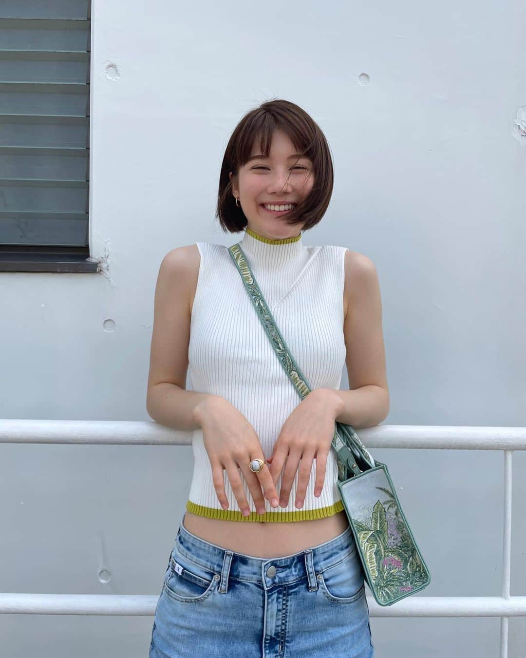 藤本林花美愛さんのインスタグラム写真 - (藤本林花美愛Instagram)「new haircut💇‍♀️  やっぱりボブが1番今の自分にしっくりきて好きなの🤍  bloc japon の山本さんに担当して頂きました。 ラインが本当に綺麗で前髪を少し重たくして 幅広く色んなスタイリングができるように🥹✨ ありがとうございます！！  Tops: @murua_official  Denim: @calvinklein  Bag: @furla  Shoes: @charleskeith_jp    #blocjapon #山本洋史 さん」5月29日 19時29分 - lily_1001_official