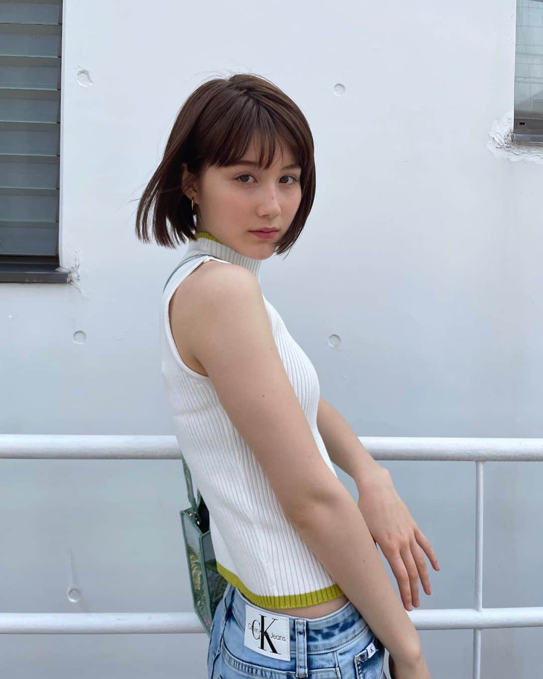 藤本林花美愛さんのインスタグラム写真 - (藤本林花美愛Instagram)「new haircut💇‍♀️  やっぱりボブが1番今の自分にしっくりきて好きなの🤍  bloc japon の山本さんに担当して頂きました。 ラインが本当に綺麗で前髪を少し重たくして 幅広く色んなスタイリングができるように🥹✨ ありがとうございます！！  Tops: @murua_official  Denim: @calvinklein  Bag: @furla  Shoes: @charleskeith_jp    #blocjapon #山本洋史 さん」5月29日 19時29分 - lily_1001_official