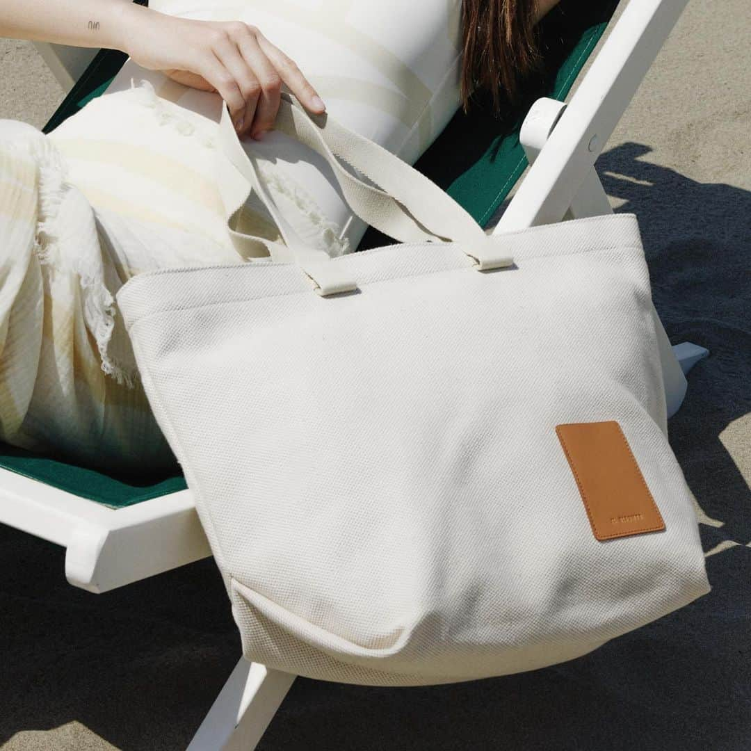 イルビゾンテさんのインスタグラム写真 - (イルビゾンテInstagram)「Love to sunbathe? Don't worry, you can bring your sunscreen, books, and other essentials in this lovely Il Bisonte shopper.  #ilbisonte #sustainability #timelessbeauty #ss23 #womenstyle」5月29日 19時28分 - ilbisonteofficial