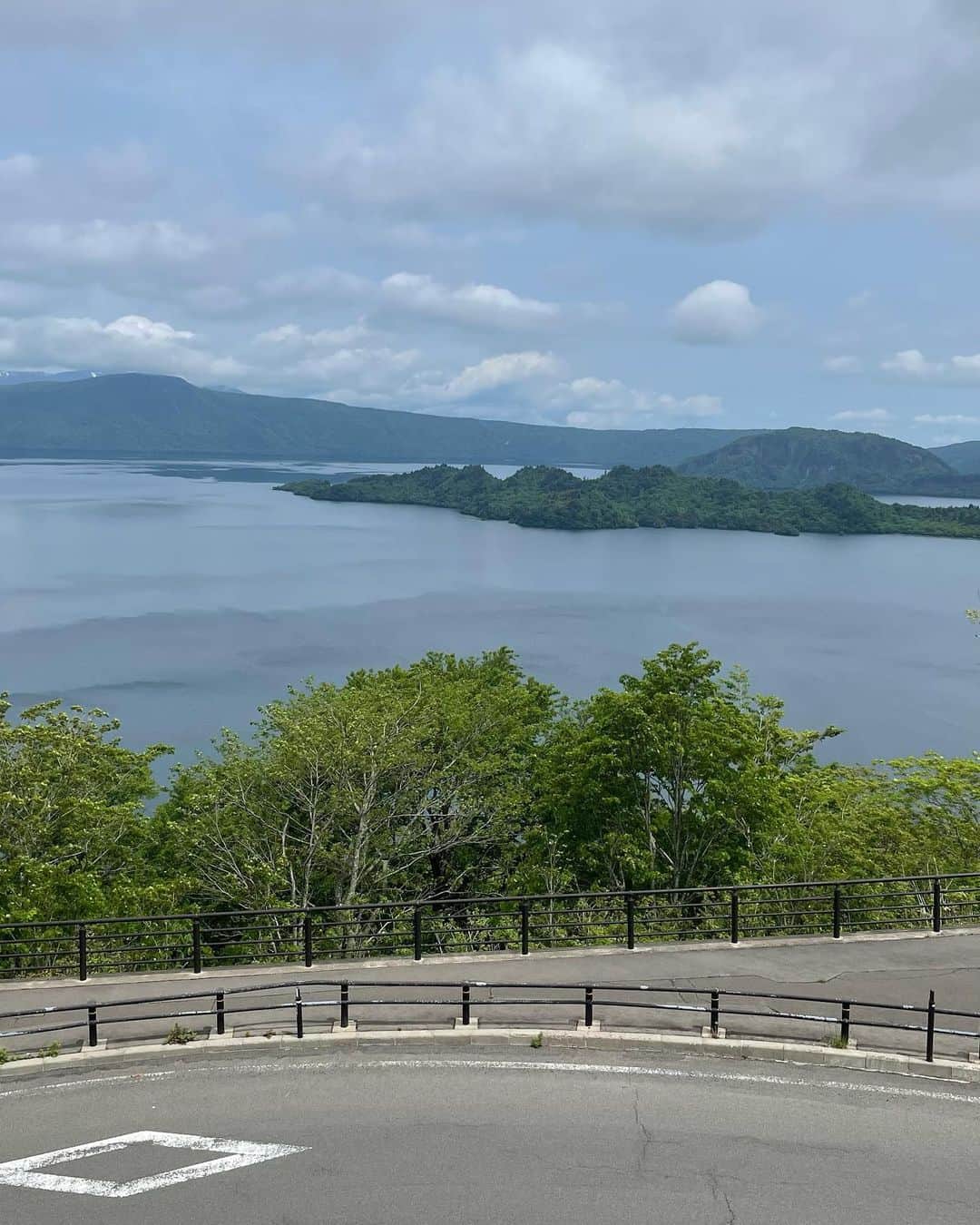 南海キャンディーズ【公式】さんのインスタグラム写真 - (南海キャンディーズ【公式】Instagram)「秋田県鹿角市に行ってきました。 十和田湖、想像してたより大きかった。ストーンサークルも見てきました。謎がいっぱいの場所。。。 マスクをせずに自然の空気をいっぱい吸い込むのが気持ちよかった。みなさん、あたたかかった！！！」5月29日 19時20分 - nankaicandies