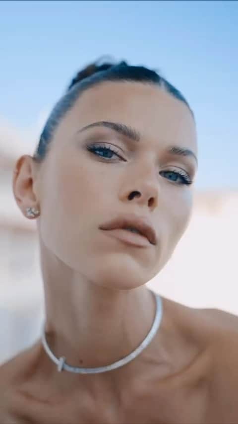 ジョージア・フォウラーのインスタグラム：「Somehow we squeezed in a film clip in five mins before the premiere! 🎬🍿🎞️Thanks to @rasario @amarsana_style @charlotte_prevel @alirezasart Video production @f2max Creative director @maximsap Video by @varvara.film x @i_am_misch」