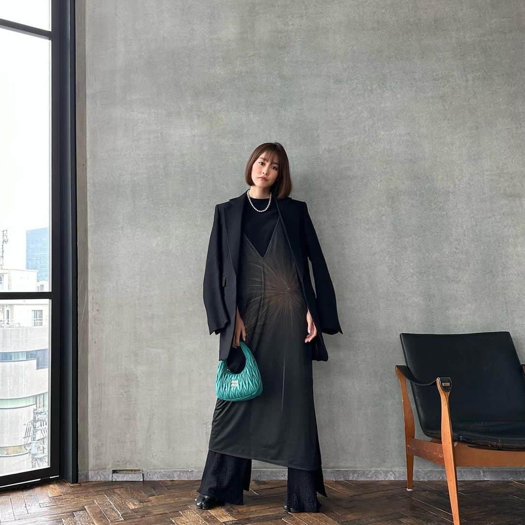 のインスタグラム：「東京は冷たい雨がしとしと。 ちょいと寒かったからコラボ花火ワンピをジャケット合わせで🎆 それにしても今日は楽しい撮影だったなぁ😍BAILAお楽しみに…🧡 jacket: #chloe dress: #amerivintage #mireikiritanixameri  pants: #lautashi」