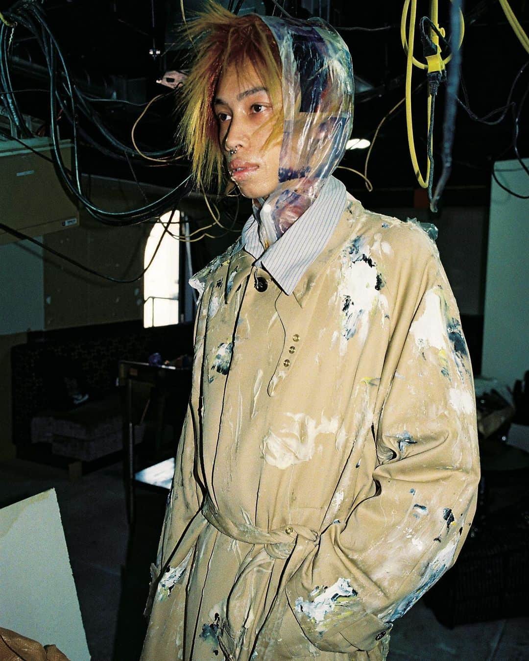 GRINDのインスタグラム：「. The Force for GRIND Vol.106 2023 SPRING/SUMMER  LES SIX 「アジアからの逆襲」  川西遼平率いる 〈LES SIX〉。ニューヨークで経験を積み、地元鳥取へ戻りモノづくりを続けてきた川西は、昨年から東京を拠点に活動をしている。技術、ユーモア、皮肉、熱量、いろいろな要素が入り混じるクリエイションには、ファッションを盛り上げるためのヒントが隠されているように思える。3月末にホストクラブを会場に実施された 〈LES SIX〉のショーについての話題をベースに、バックステージの模様を収めた写真と合わせてお届け。ファッションの文脈、カルチャーの成り立ち、東京でのクリエイションといったあらゆる角度から、メインストリームへの痛烈なカウンターの機会を探る。  Photo_Yuta Kawanishi Edit&Text_Shuhei Kawada  #grind #grindmagazine #unexpected #lessix」