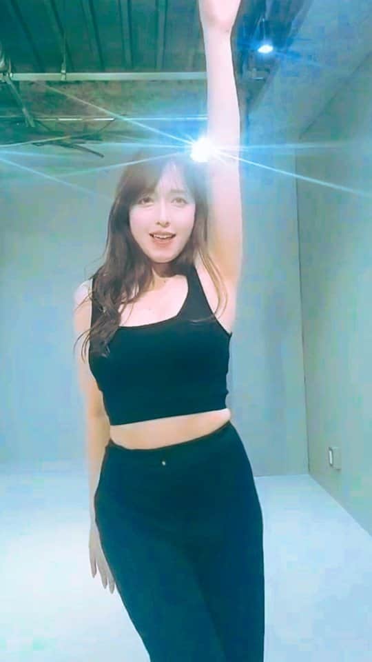 ニコラのインスタグラム：「I am _IVE  踊ったよ～😉　 ストーリーにはNG載せようかな☺️ #iam #ive  #아이브」
