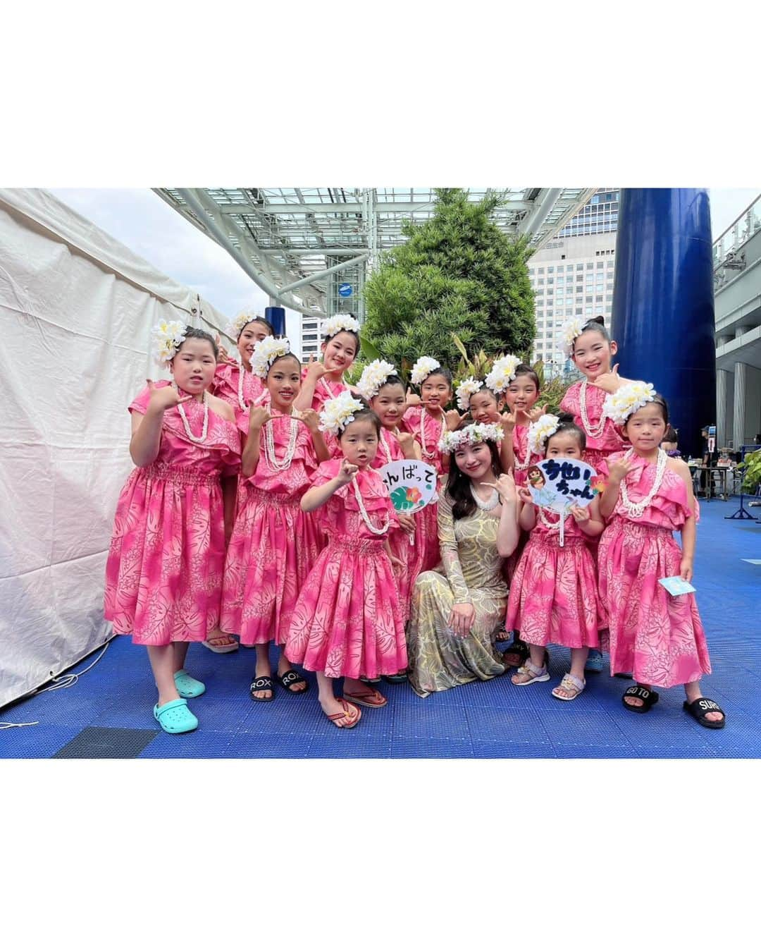 清里千聖さんのインスタグラム写真 - (清里千聖Instagram)「. #🏝️ 昨日は『JST NAGOYA HAWAI‘I Festival』 たくさんの方にご来場頂きありがとうございました🏝️💕 ⁡ 今年はオアシス21会場のMC をさせて頂きました🥰🎤 皆さんの心からフラを楽しんでいる姿に癒されました。 そして会場のやわらかくまったりとした空気感がこの #ハワイフェス の醍醐味。今年も最高でした🏝️❤️‍🔥 ⁡ また去年のハワイフェスでフラをやりたい♡ と心に決め今年はフラのステージデビューも 無事にさせて頂きました🌺 なかなかスケジュールがあわなかったのですが まゆ先生に優しく指導をして頂き、 とても楽しく当日を迎えることができました😌🫶🏻 @leinaniolaa のハラウの皆さんにも応援して頂き とても心強かったです🤍 ケイキちゃん達にも癒されました🥺🫶🏻 かわいい応援うちわまで...👏🏻 ありがとうございました🥰 ⁡ またリアルハワイに行ける日まで 昨日の余韻に浸りたいと思います😌🏝️💕 #Hawaii #hula #オアシス21」5月29日 19時27分 - chiseikiyosato