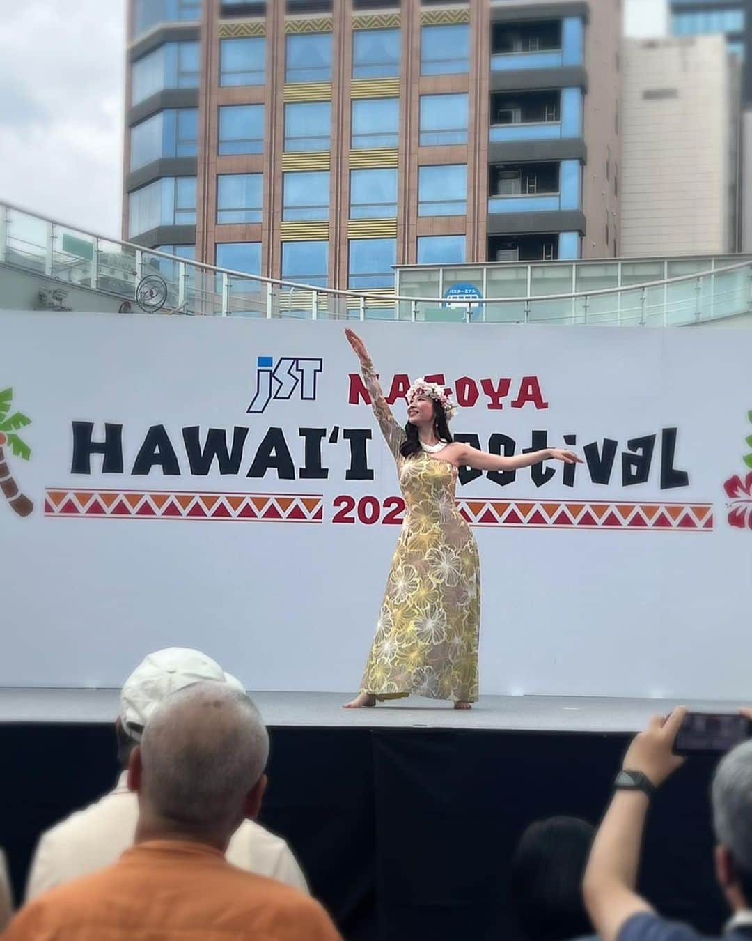 清里千聖さんのインスタグラム写真 - (清里千聖Instagram)「. #🏝️ 昨日は『JST NAGOYA HAWAI‘I Festival』 たくさんの方にご来場頂きありがとうございました🏝️💕 ⁡ 今年はオアシス21会場のMC をさせて頂きました🥰🎤 皆さんの心からフラを楽しんでいる姿に癒されました。 そして会場のやわらかくまったりとした空気感がこの #ハワイフェス の醍醐味。今年も最高でした🏝️❤️‍🔥 ⁡ また去年のハワイフェスでフラをやりたい♡ と心に決め今年はフラのステージデビューも 無事にさせて頂きました🌺 なかなかスケジュールがあわなかったのですが まゆ先生に優しく指導をして頂き、 とても楽しく当日を迎えることができました😌🫶🏻 @leinaniolaa のハラウの皆さんにも応援して頂き とても心強かったです🤍 ケイキちゃん達にも癒されました🥺🫶🏻 かわいい応援うちわまで...👏🏻 ありがとうございました🥰 ⁡ またリアルハワイに行ける日まで 昨日の余韻に浸りたいと思います😌🏝️💕 #Hawaii #hula #オアシス21」5月29日 19時27分 - chiseikiyosato