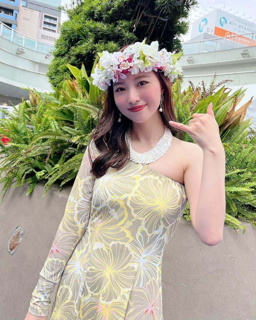 清里千聖さんのインスタグラム写真 - (清里千聖Instagram)「. #🏝️ 昨日は『JST NAGOYA HAWAI‘I Festival』 たくさんの方にご来場頂きありがとうございました🏝️💕 ⁡ 今年はオアシス21会場のMC をさせて頂きました🥰🎤 皆さんの心からフラを楽しんでいる姿に癒されました。 そして会場のやわらかくまったりとした空気感がこの #ハワイフェス の醍醐味。今年も最高でした🏝️❤️‍🔥 ⁡ また去年のハワイフェスでフラをやりたい♡ と心に決め今年はフラのステージデビューも 無事にさせて頂きました🌺 なかなかスケジュールがあわなかったのですが まゆ先生に優しく指導をして頂き、 とても楽しく当日を迎えることができました😌🫶🏻 @leinaniolaa のハラウの皆さんにも応援して頂き とても心強かったです🤍 ケイキちゃん達にも癒されました🥺🫶🏻 かわいい応援うちわまで...👏🏻 ありがとうございました🥰 ⁡ またリアルハワイに行ける日まで 昨日の余韻に浸りたいと思います😌🏝️💕 #Hawaii #hula #オアシス21」5月29日 19時27分 - chiseikiyosato