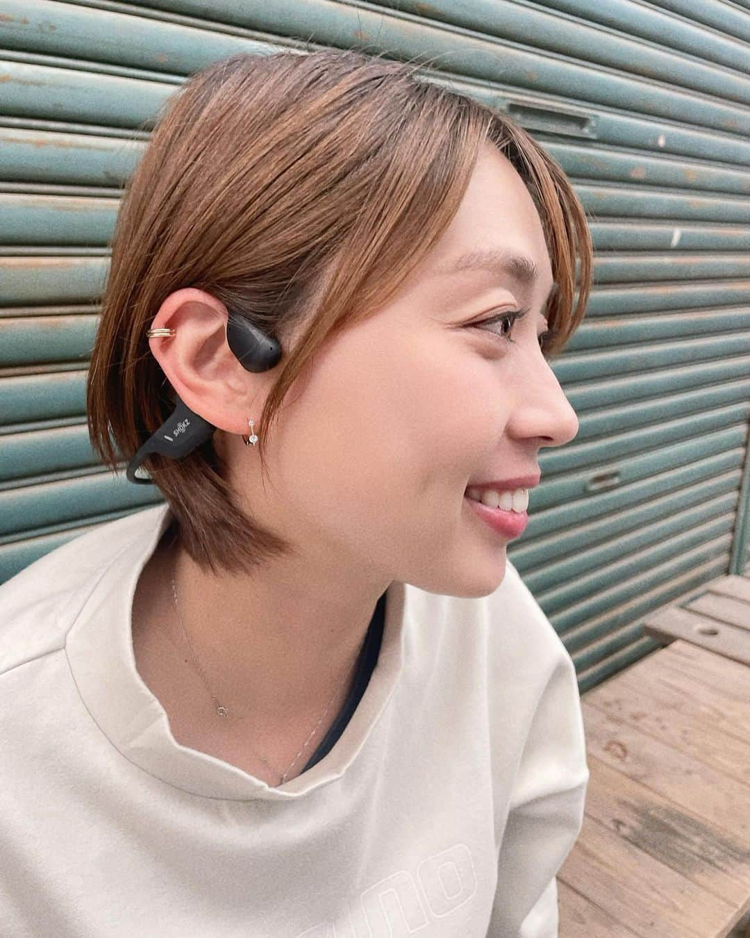 市川華菜のインスタグラム：「♡  💗SHOKZのOpenRun Pro紹介💗 🦴🎧骨伝導イヤホン🎧🦴  初めて使用してびっくり🥹💗 耳にイヤホン入れてないのに 音楽が聴けて🎵 普通に会話もできちゃう😳！ 日常生活にずっとBGM流れてる感覚🎵 道路散歩してても安全🥹♡ 感動しすぎてしまった😭👏✨ しかも5分間の急速充電で 最大1.5時間も音楽が聴ける🎧  なんとなんと😳😳😳‼️ Shokz公式サイトサマーセール やるので是非🎧✨💗 @shokzjp   1．ラッキールーレットの開催期間：2023年5月29日（月）～2023年6月11日（木） メールを入力して、Shokzイヤホンを無料で手に入れるチャンス‼️  2． サマーセール正式販売スタート：2023年6月5日（金）～2023年6月11日（木） Shokz製品最大20％OFF‼️  リンクはこちら↓ https://jp.shokz.com/pages/2023summersale?utm_source=joyce_kana_summer&utm_medium=KOL  #Shokz  #openrunpro  #走る人とともに #サマーセール」