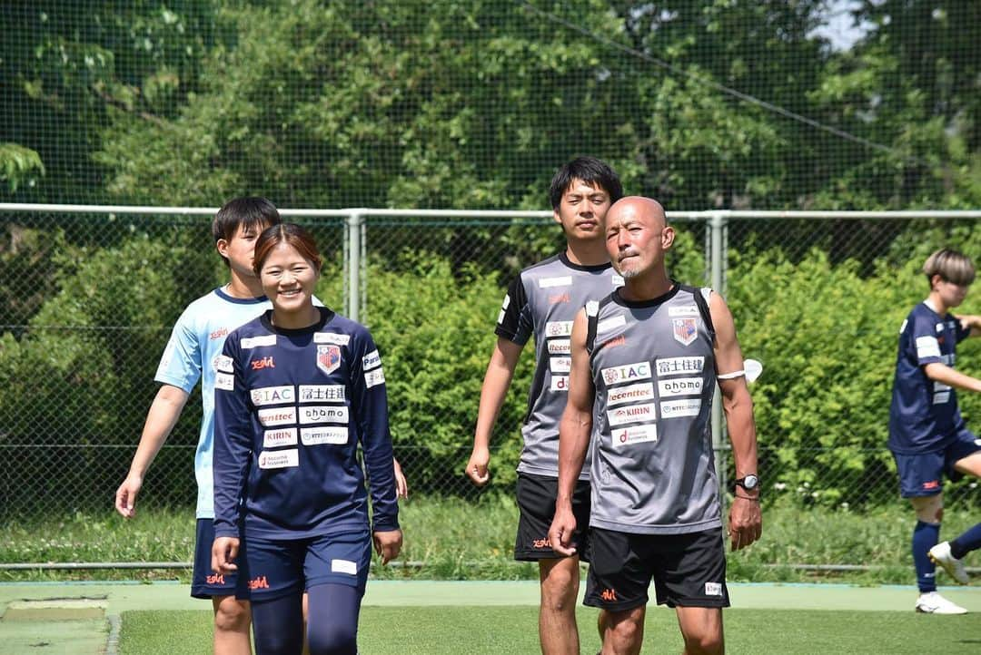 五嶋京香のインスタグラム：「・2023/05/29  26日で術後4ヶ月経ちました🦵  早かったような遅かったような。 実は2週間前くらい膝の調子があまり良くなくて停滞してました。  ですが、先週からまた調子を戻し走って走って走ってます💨笑 師匠と共に、、。笑 ボールもまた蹴り始め乳酸が溜まるようなチューブトレーニングもやってます👍🏻  最近は今シーズン間に合うの？と良く聞かれる事が多いですが、残念ながら間に合いません💦 だけど待ってます。と言う声が本当に多いので頑張ります💪🏻🔥  #左前十字靭帯断裂  #術後4ヶ月  #日々成長  #大宮アルディージャventus  #五嶋京香  #10  #トレーナーがイカつすぎる」