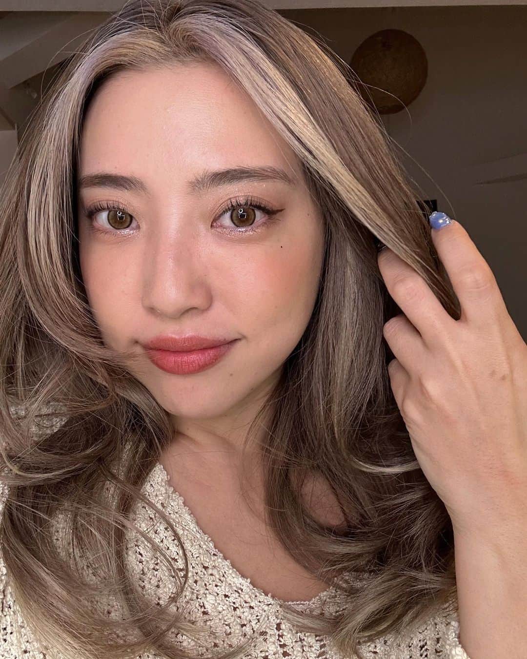 植野有砂のインスタグラム：「みんな先日の @makeupforever を使ったインスタライブ見てくれたかな？✨ LE SSERAFIMのKIM CHAEWONがメイクアップフォーエバーのジャパンアンバサダーに就任したので真似したメイクを撮ってみたよ👀 いつも使ってるプロダクトでも使い方一つでこんな変わるんだ！ととっても楽しかった😘 HDスキンファンデーションは私も普段から使ってるけど本当に大好き！カバー力があって自然な仕上がりなのです🫶🏻 しかもウォータープルーフで崩れにくいから海や旅行にも最適！今回の旅行にも持ってきたよ✨ スターリットダイアモンドパウダーはキラキラで涙袋にも使えるし私はパーティシーンでガッツリ使いたい💎 アーティストハイドラブルームはぷるぷるのすっぴん風リップを作れる最高な血色リップ😘寝る前のリップマスクとしても使えるよ！ お気に入りアイテムがもっと増えちゃった♡  #MAKEUPFOREVER #メイクアップフォーエバー #KIMCHAEWON #キムチェウォン #HDスキンファンデーション #PR @_chaechae_1」