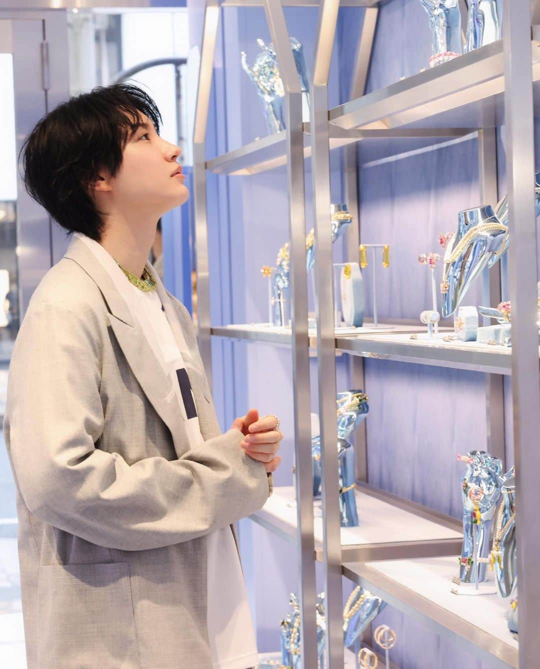 桜田通さんのインスタグラム写真 - (桜田通Instagram)「Swarovski🦢  名古屋エリア初のSwarovskiの路面店が明日5月30日にオープンします！新ストア・コンセプトはWonderLux💎 新しいブランドカラーのひとつであるブルーを基調とし、アイコニックなスワンがストア内でデザインされています✨  今回はご招待していただき先に拝見することができたのですが、定番で人気のコレクションから、2階ではホームコレクションも多く揃っているので、ギフトを見つけるのにも最適です❣️ 僕は自分で飾る用にけっこうホームコレクションも購入してしまうのですが、MARVELのコレクションなど気になるアイテムでいっぱいでした😌  路面店はやはりそのブランドの世界観を存分に味わうことができるので、この名古屋のストアでもスワロフスキーのラボラトリーから世界に向けて個性の表現とファンタジーの創造へと誘う特別な空間のようで、魅力が満ち溢れていました💎✨  明日からまた名古屋で一つ素敵なスポットが誕生するので、皆さんも是非遊びに行ってみて下さいね✨  @swarovski #Swarovski名古屋 #スワロフスキージュエリー」5月29日 19時34分 - dorisakurada