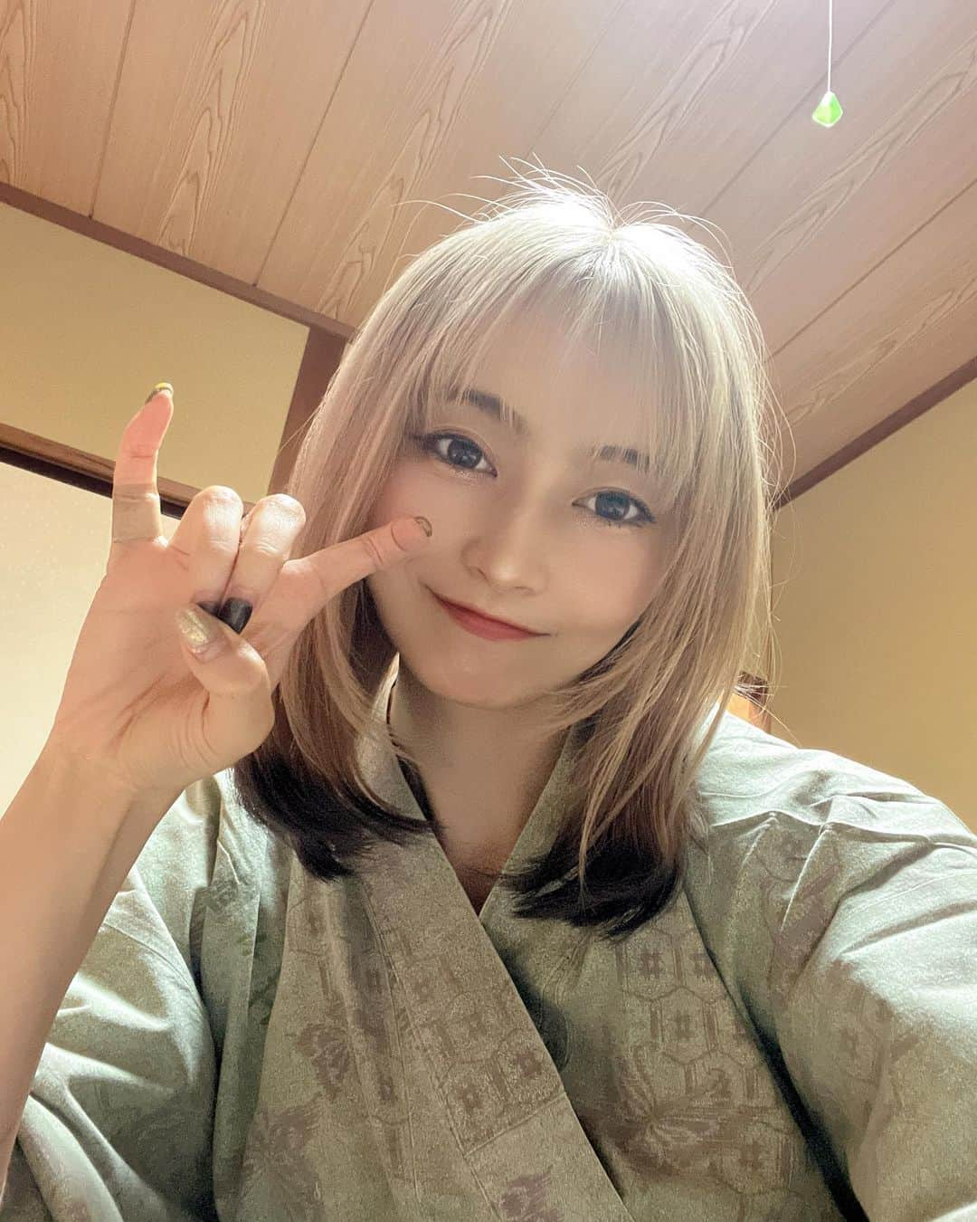 川和真奈美さんのインスタグラム写真 - (川和真奈美Instagram)「温泉というカルチャー♨️ in石川県  MCのお仕事で石川県へ！ 今年初浴衣着ちゃいました！ 石川県民は太っ腹！ 名物ののどぐろを買ったら サービスでほっけの干物 頂きました🐟！ 美味しく頂きます♪ 美味しいグルメもpart2で ご紹介します！ お楽しみに〜♪  あ…夏の合図？！っていうことで 髪の毛もハイトーンに染めました笑 ピカチューカラー⭐️  ロックなアナウンサーは 日本一ギャルなアナウンサーとして 今日も元気にマイクを握ります☺︎  次はあなたの街に行くかも？💕  #夏の匂いがした  #合言葉は #ピッピカチュー  #これであなたもポケモンマスター  ＃なんてね #アナウンサー  #フリーアナウンサー  #ポケモン   #ピカチュー  #石川県  #温泉女子  #石川旅行  #和倉温泉  #温泉  #浴衣女子  #はーれーだびっどそん  #harleydavidson  #harley  #狐カラー  #モデル  #こいよ」5月29日 19時34分 - kawamana23