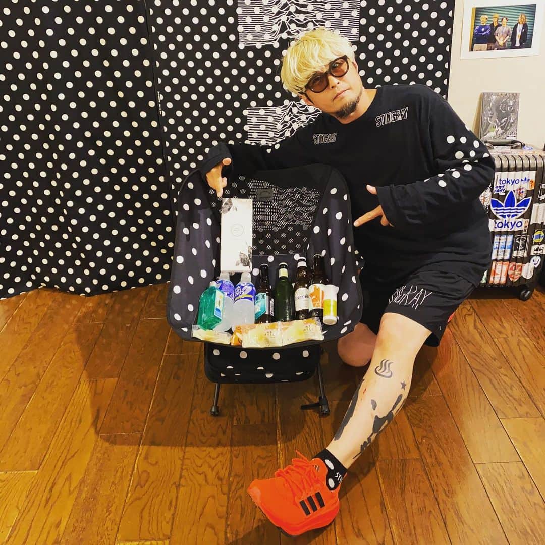 のインスタグラム：「【神戸サウシュー写真展&STINGRAY終了】 4日目無事に終了！ありがとうございました！明日は遂に最終日！12ー17時で神戸三宮駅徒歩1分のギャラリーミウラ(神戸市中央区中山手通1丁目8-19三浦ビル 1F)にて！僕はずっと居ます！今年から16バンド展示にパワーアップ！STINGRAY新作もリリース！差し入れありがとうございました！17時からの搬出ボランティアさんも募集！  #ストリートファッション #ドット #水玉  #ドット柄 #dot #サウシュー#stingray  #サウシュー　#oneokrock  #ストレイテナー #プッシュプルポット　#633 #androp #thebackhorn #ビレッジマンズストア　 #thepillows  #ren #frontierbackyard #dopingpanda  #hawaiian6  #thebawdies #thebandapart #fomare #nothingscarvedinstone #soundshooter #写真展 #photoexhibition #livephoto #landscapephotography」