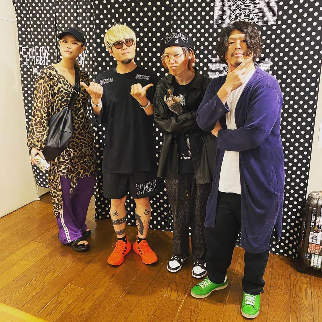のインスタグラム：「【神戸サウシュー写真展&STINGRAYゲスト】神戸サウシュー写真展&STINGRAYショップにS.L.N.Mのにゃおみちゃんとミヤジ君、そしてサポートDJのFEARSATAN君が遊びに来てくれました！ #サウシュー　#STINGRAY  #神戸　#slnm」