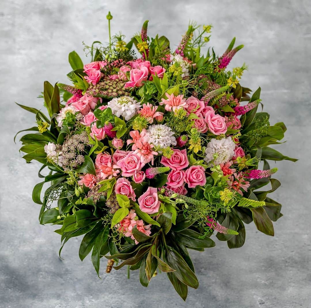 ニコライ・バーグマン・フラワーズ＆デザインさんのインスタグラム写真 - (ニコライ・バーグマン・フラワーズ＆デザインInstagram)「A picture of last week's #FridayFlowers bouquet. The lush greens make the pink florals stand out even more 💕🌿⁠ .⁠ .⁠ .⁠ .⁠ #nicolaibergmann #flowerdesign #ニコライバーグマン #フラワーデザイン #니콜라이버그만 #꽃다발 #букетцветов #ramosdeflores #blumenstrauß」5月29日 19時40分 - nicolaibergmann
