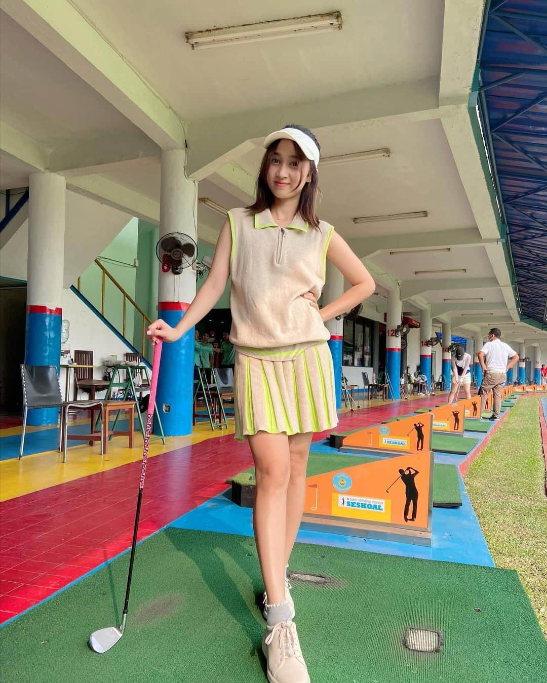 のインスタグラム：「*slide sampe akhir/ 最後までスライドしてね🥰*  Seneng banget punya sepatu baru buat golf❤️❤️  Lucu dan nyaman di pake gak kaku sama sekali jadi di pake sama aku yang golf berjam jam tetep enak gak bikin sakit kaki🥰   新しいゴルフシューズ🥰 可愛いし履き心地最高❤️  Golf shoes by @rockport.id   #sweatsmileayana  #AyanaSporty #renzuniverse  #renztribe  #golf」