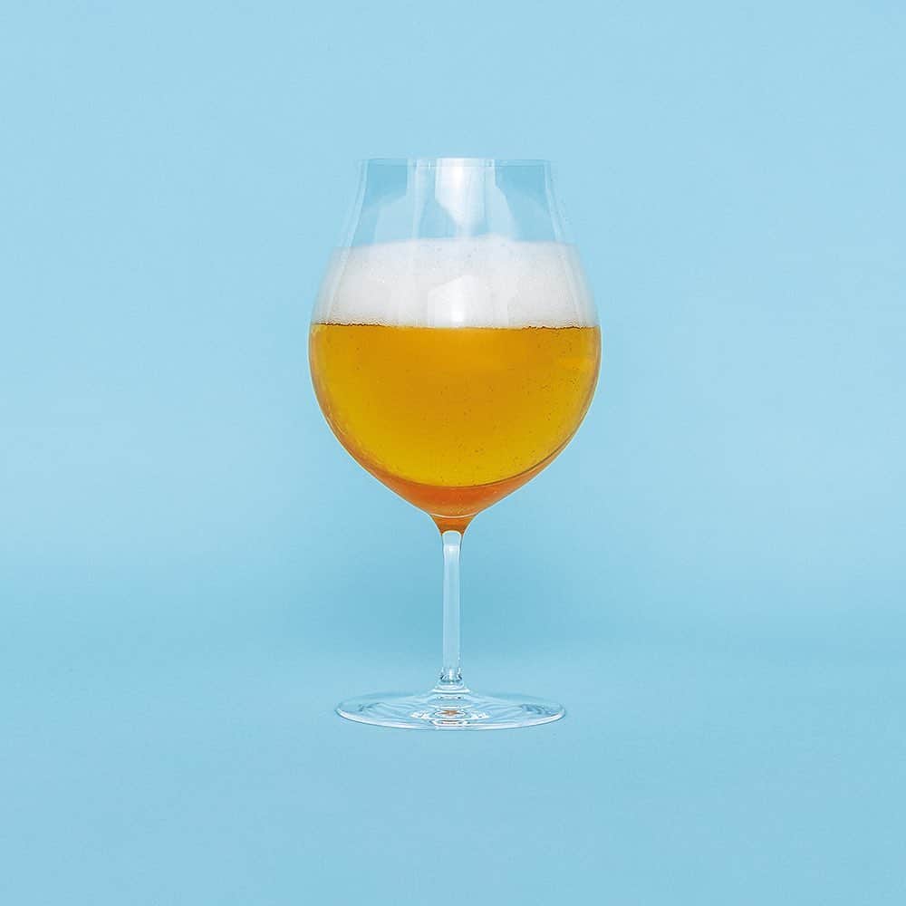 ブルータスさんのインスタグラム写真 - (ブルータスInstagram)「ビアグラスの正解。  クラフトビールの味わいを極めるためには、グラスにもこだわりたい。  例えばヴァイツェンなら泡持ちがいいベル型グラスといった、スタイルごとにセオリーはあるけれど、ビール好きにとっての「マイベストグラス」とは何なのか？一家言ある6人に語ってもらいました。  BRUTUS特別編集『クラフトビールを語らおう！』は6月1日発売です。  #BRUTUS #ブルータス #雑誌 #ビール #beer #クラフトビール #craftbeer」5月29日 21時30分 - brutusmag