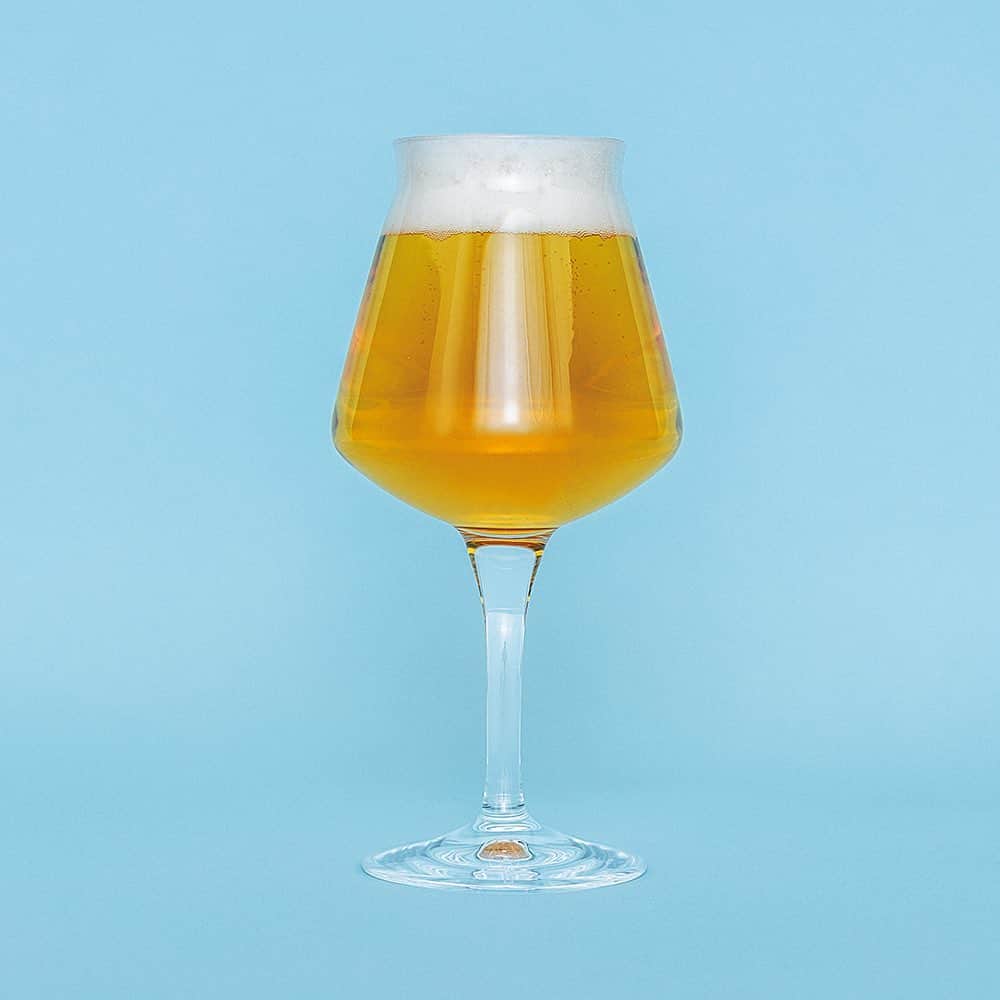 ブルータスさんのインスタグラム写真 - (ブルータスInstagram)「ビアグラスの正解。  クラフトビールの味わいを極めるためには、グラスにもこだわりたい。  例えばヴァイツェンなら泡持ちがいいベル型グラスといった、スタイルごとにセオリーはあるけれど、ビール好きにとっての「マイベストグラス」とは何なのか？一家言ある6人に語ってもらいました。  BRUTUS特別編集『クラフトビールを語らおう！』は6月1日発売です。  #BRUTUS #ブルータス #雑誌 #ビール #beer #クラフトビール #craftbeer」5月29日 21時30分 - brutusmag