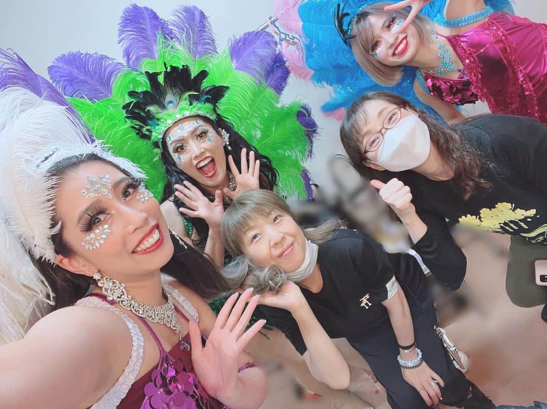 剣崎裕歌（石川裕梨）さんのインスタグラム写真 - (剣崎裕歌（石川裕梨）Instagram)「#劇団岸野組　#がんばれロボコップ 昨日無事終演致しました✨ 応援して下さった皆様有難うございました！！！！ 私踊り苦手なんですけど…って不安なところから始まったダンサー生活ですが、振付の香坂さんの熱いご指導と、音響の松田さんの温かい眼差しのお陰で、私はプロダンサー！と自分を奮い立たせる事ができました✨✨有難うございました🥹✨ そして、同じﾌｫｰﾘｰｽﾞの仲間の叶梨と七乃葉との3人の絶妙なふんわり感で、平和に、楽しんで踊る事ができました！ありがとう🥹✨ そして、岸野組の皆様にはとても気遣って頂き、感謝感謝でございます🥹✨✨素晴らしいゲストの皆様ともご一緒させて頂けて、とても幸せでした😊✨✨  そして、毎日温かい拍手と笑い声を届けて下さった皆様、有難うございました😆‼️‼️  久しぶりの舞台出演でしたが、やっぱり舞台って楽しいなと、改めて思えた作品でした✨✨またお会いできる日を楽しみに、これからも頑張ります✊  ①今回大変お世話になりました振付の香坂さんと音響の松田さん♡ ②観た人にはわかるアイーン ③岸野さんとすっぴんダンサーズ💃 ④顔が小さ過ぎて遠近法使えない吉田仁美さん♡ ⑤さよなら本多劇場✨✨ ⑥背中の羽を岸野さんに羽をもがれる場面がありましたが、千秋楽は頭飾りまでもがれました。千秋楽特別Ver.」5月29日 19時54分 - uriyarou