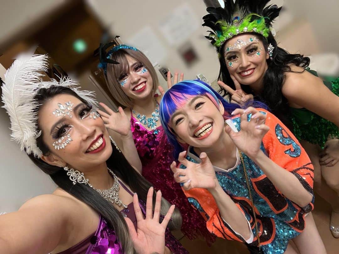 剣崎裕歌（石川裕梨）さんのインスタグラム写真 - (剣崎裕歌（石川裕梨）Instagram)「#劇団岸野組　#がんばれロボコップ 昨日無事終演致しました✨ 応援して下さった皆様有難うございました！！！！ 私踊り苦手なんですけど…って不安なところから始まったダンサー生活ですが、振付の香坂さんの熱いご指導と、音響の松田さんの温かい眼差しのお陰で、私はプロダンサー！と自分を奮い立たせる事ができました✨✨有難うございました🥹✨ そして、同じﾌｫｰﾘｰｽﾞの仲間の叶梨と七乃葉との3人の絶妙なふんわり感で、平和に、楽しんで踊る事ができました！ありがとう🥹✨ そして、岸野組の皆様にはとても気遣って頂き、感謝感謝でございます🥹✨✨素晴らしいゲストの皆様ともご一緒させて頂けて、とても幸せでした😊✨✨  そして、毎日温かい拍手と笑い声を届けて下さった皆様、有難うございました😆‼️‼️  久しぶりの舞台出演でしたが、やっぱり舞台って楽しいなと、改めて思えた作品でした✨✨またお会いできる日を楽しみに、これからも頑張ります✊  ①今回大変お世話になりました振付の香坂さんと音響の松田さん♡ ②観た人にはわかるアイーン ③岸野さんとすっぴんダンサーズ💃 ④顔が小さ過ぎて遠近法使えない吉田仁美さん♡ ⑤さよなら本多劇場✨✨ ⑥背中の羽を岸野さんに羽をもがれる場面がありましたが、千秋楽は頭飾りまでもがれました。千秋楽特別Ver.」5月29日 19時54分 - uriyarou