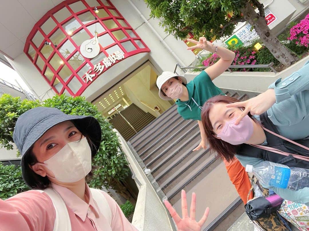 剣崎裕歌（石川裕梨）さんのインスタグラム写真 - (剣崎裕歌（石川裕梨）Instagram)「#劇団岸野組　#がんばれロボコップ 昨日無事終演致しました✨ 応援して下さった皆様有難うございました！！！！ 私踊り苦手なんですけど…って不安なところから始まったダンサー生活ですが、振付の香坂さんの熱いご指導と、音響の松田さんの温かい眼差しのお陰で、私はプロダンサー！と自分を奮い立たせる事ができました✨✨有難うございました🥹✨ そして、同じﾌｫｰﾘｰｽﾞの仲間の叶梨と七乃葉との3人の絶妙なふんわり感で、平和に、楽しんで踊る事ができました！ありがとう🥹✨ そして、岸野組の皆様にはとても気遣って頂き、感謝感謝でございます🥹✨✨素晴らしいゲストの皆様ともご一緒させて頂けて、とても幸せでした😊✨✨  そして、毎日温かい拍手と笑い声を届けて下さった皆様、有難うございました😆‼️‼️  久しぶりの舞台出演でしたが、やっぱり舞台って楽しいなと、改めて思えた作品でした✨✨またお会いできる日を楽しみに、これからも頑張ります✊  ①今回大変お世話になりました振付の香坂さんと音響の松田さん♡ ②観た人にはわかるアイーン ③岸野さんとすっぴんダンサーズ💃 ④顔が小さ過ぎて遠近法使えない吉田仁美さん♡ ⑤さよなら本多劇場✨✨ ⑥背中の羽を岸野さんに羽をもがれる場面がありましたが、千秋楽は頭飾りまでもがれました。千秋楽特別Ver.」5月29日 19時54分 - uriyarou