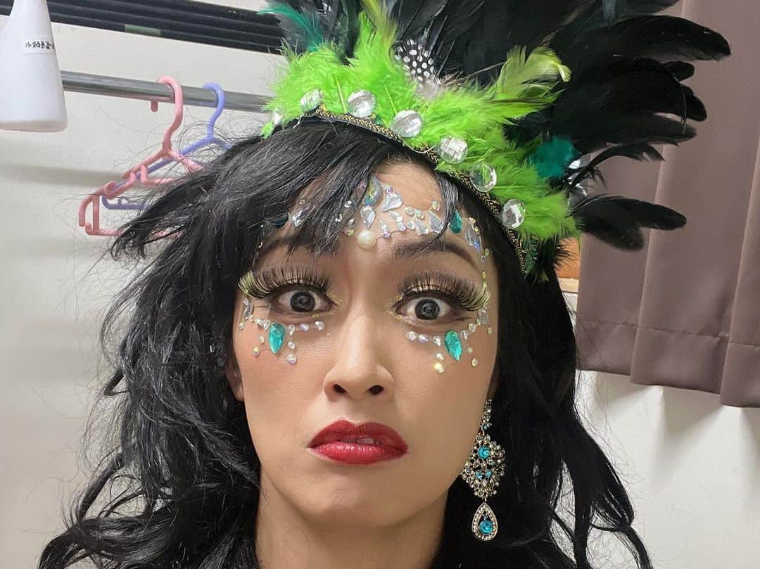 剣崎裕歌（石川裕梨）さんのインスタグラム写真 - (剣崎裕歌（石川裕梨）Instagram)「#劇団岸野組　#がんばれロボコップ 昨日無事終演致しました✨ 応援して下さった皆様有難うございました！！！！ 私踊り苦手なんですけど…って不安なところから始まったダンサー生活ですが、振付の香坂さんの熱いご指導と、音響の松田さんの温かい眼差しのお陰で、私はプロダンサー！と自分を奮い立たせる事ができました✨✨有難うございました🥹✨ そして、同じﾌｫｰﾘｰｽﾞの仲間の叶梨と七乃葉との3人の絶妙なふんわり感で、平和に、楽しんで踊る事ができました！ありがとう🥹✨ そして、岸野組の皆様にはとても気遣って頂き、感謝感謝でございます🥹✨✨素晴らしいゲストの皆様ともご一緒させて頂けて、とても幸せでした😊✨✨  そして、毎日温かい拍手と笑い声を届けて下さった皆様、有難うございました😆‼️‼️  久しぶりの舞台出演でしたが、やっぱり舞台って楽しいなと、改めて思えた作品でした✨✨またお会いできる日を楽しみに、これからも頑張ります✊  ①今回大変お世話になりました振付の香坂さんと音響の松田さん♡ ②観た人にはわかるアイーン ③岸野さんとすっぴんダンサーズ💃 ④顔が小さ過ぎて遠近法使えない吉田仁美さん♡ ⑤さよなら本多劇場✨✨ ⑥背中の羽を岸野さんに羽をもがれる場面がありましたが、千秋楽は頭飾りまでもがれました。千秋楽特別Ver.」5月29日 19時54分 - uriyarou