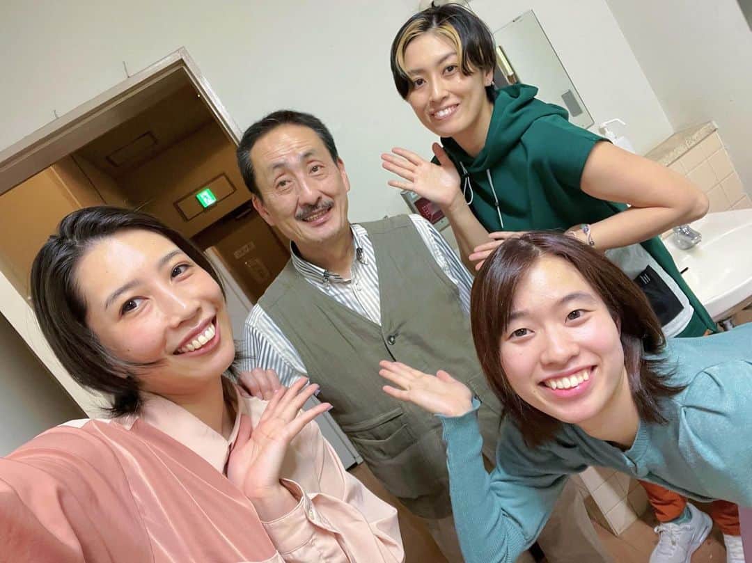 剣崎裕歌（石川裕梨）さんのインスタグラム写真 - (剣崎裕歌（石川裕梨）Instagram)「#劇団岸野組　#がんばれロボコップ 昨日無事終演致しました✨ 応援して下さった皆様有難うございました！！！！ 私踊り苦手なんですけど…って不安なところから始まったダンサー生活ですが、振付の香坂さんの熱いご指導と、音響の松田さんの温かい眼差しのお陰で、私はプロダンサー！と自分を奮い立たせる事ができました✨✨有難うございました🥹✨ そして、同じﾌｫｰﾘｰｽﾞの仲間の叶梨と七乃葉との3人の絶妙なふんわり感で、平和に、楽しんで踊る事ができました！ありがとう🥹✨ そして、岸野組の皆様にはとても気遣って頂き、感謝感謝でございます🥹✨✨素晴らしいゲストの皆様ともご一緒させて頂けて、とても幸せでした😊✨✨  そして、毎日温かい拍手と笑い声を届けて下さった皆様、有難うございました😆‼️‼️  久しぶりの舞台出演でしたが、やっぱり舞台って楽しいなと、改めて思えた作品でした✨✨またお会いできる日を楽しみに、これからも頑張ります✊  ①今回大変お世話になりました振付の香坂さんと音響の松田さん♡ ②観た人にはわかるアイーン ③岸野さんとすっぴんダンサーズ💃 ④顔が小さ過ぎて遠近法使えない吉田仁美さん♡ ⑤さよなら本多劇場✨✨ ⑥背中の羽を岸野さんに羽をもがれる場面がありましたが、千秋楽は頭飾りまでもがれました。千秋楽特別Ver.」5月29日 19時54分 - uriyarou