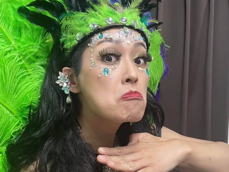 剣崎裕歌（石川裕梨）さんのインスタグラム写真 - (剣崎裕歌（石川裕梨）Instagram)「#劇団岸野組　#がんばれロボコップ 昨日無事終演致しました✨ 応援して下さった皆様有難うございました！！！！ 私踊り苦手なんですけど…って不安なところから始まったダンサー生活ですが、振付の香坂さんの熱いご指導と、音響の松田さんの温かい眼差しのお陰で、私はプロダンサー！と自分を奮い立たせる事ができました✨✨有難うございました🥹✨ そして、同じﾌｫｰﾘｰｽﾞの仲間の叶梨と七乃葉との3人の絶妙なふんわり感で、平和に、楽しんで踊る事ができました！ありがとう🥹✨ そして、岸野組の皆様にはとても気遣って頂き、感謝感謝でございます🥹✨✨素晴らしいゲストの皆様ともご一緒させて頂けて、とても幸せでした😊✨✨  そして、毎日温かい拍手と笑い声を届けて下さった皆様、有難うございました😆‼️‼️  久しぶりの舞台出演でしたが、やっぱり舞台って楽しいなと、改めて思えた作品でした✨✨またお会いできる日を楽しみに、これからも頑張ります✊  ①今回大変お世話になりました振付の香坂さんと音響の松田さん♡ ②観た人にはわかるアイーン ③岸野さんとすっぴんダンサーズ💃 ④顔が小さ過ぎて遠近法使えない吉田仁美さん♡ ⑤さよなら本多劇場✨✨ ⑥背中の羽を岸野さんに羽をもがれる場面がありましたが、千秋楽は頭飾りまでもがれました。千秋楽特別Ver.」5月29日 19時54分 - uriyarou