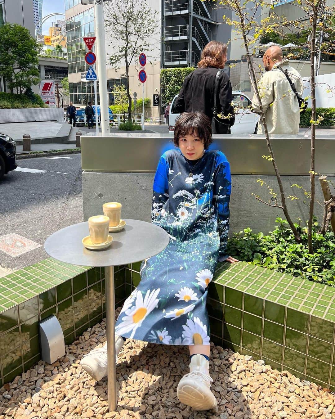 光永のインスタグラム：「このコーディネートちゃんと載せそびれてた🌼ノントーキョーの転写シリーズが楽で映えて大好きなので、どんどん増えてきてます。 この日は梅村とプールサイドランチしたのです🏊 おろそいネックレスは @oan__official です☀️ ㅤㅤㅤㅤㅤㅤㅤㅤㅤㅤㅤㅤ ワンピース：#NONTOKYO ネックレス：#oan_official  スニーカー：#ugg ㅤㅤㅤㅤㅤㅤㅤㅤㅤㅤㅤㅤ ㅤㅤㅤㅤㅤㅤㅤㅤㅤㅤㅤㅤ #ootd #花柄ワンピースコーデ #渋谷カフェ #ブルベ冬コーデ #ショートヘアアレンジ」