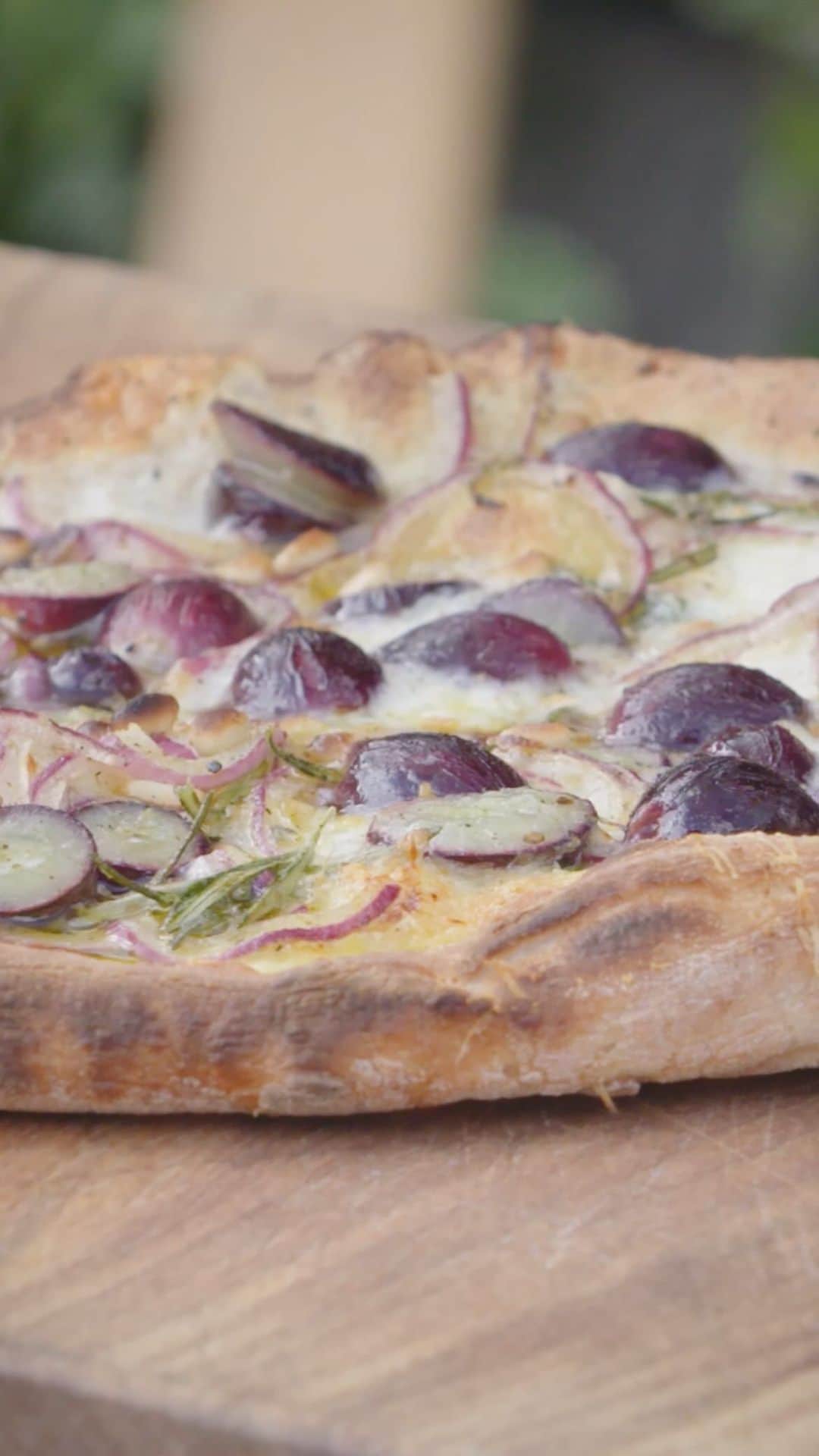 ジェイミー・オリヴァーのインスタグラム：「#Pizza recipes are very popular on my website right now...so sharing one of my favourite pizza recipes this time of year thanks to my bees! It’s a flavour sensation don’t knock it ‘til you try it!! I’m talking red grapes with honey, rosemary and pecorino. Minimum ingredients but loads of flavour!! And i know grapes on a pizza is often a controversial one haha but I think you’ll love this one....let me know what pizza topping combos you’re loving at the moment  #PizzaDough #bees」