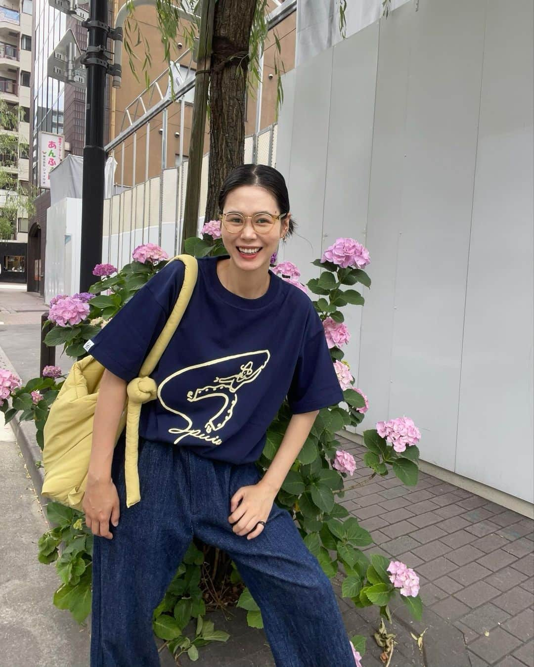 田中シェンのインスタグラム：「愛は食卓にある✌️  Tops @specialguestkk  Pants @oldfolkhouse  Bag @olend_backpacks  Shoes @onitsukatigerjp  Glasses @ahlem  月曜日が雨の予報のため 日曜日にお店に行ったら想像以上の 混み具合だった...🥯 @tanukiappetizing   #銀座 #ginzatokyo   🍧　@parlor_vinefru  予定にはなかったのですが、 入りたかったお店が行列だったので急遽 こちらへ💁🏻‍♀️❗️#苺とピスタチオエスプーマのかき氷  が想像以上に綺麗でした。普通のiphone12で 撮ってるのに解像度5倍になったの？という 写り具合。味は甘すぎない(嬉しい)そして とにかく氷が軽いっ❗️男性客も多かったです。 飲み物は、暖かいお湯一択で❗️  #日本橋  @sushiiwashiten  #築地寿司岩高崎高島屋店 #勝どき駅 で最初は 海鮮丼を食べようと思ってたのでランチは魚🐟と 決めていました。しかし、日曜日の日本橋はどこも 大行列。絶対並びたくないのでこちらへ💁🏻‍♀️ #日本橋高島屋sc のイートインコーナーに あるこちらの寿司屋さんは、早くて味も美味い‼️ 回転寿司は嫌だけど、格式ばりすぎも嫌という方 にはぴったりです。ガリが美味しい店に間違いはない。  If u want to eat #かき氷 #sharvedice in #ginza  Area, here’s a nice place to go 🧡 @parlor_vinefru 🍧 u can see the real one in my post  Picture #3. They are sooo unreal. Means beautiful  And they do taste good 👍🏻 try it!  #ginzatravel #銀座さんぽ #銀ブラ  #銀座ランチおすすめ #銀座ランチ部  #日本橋ランチ #日本橋さんぽ  #onitsukatigershoes #yellowshoes  #oldfolkhouse #ahlemglasses #specialguestkk  #ストリートシック #ストリート系女子 #紫陽花の季節 #あじさいの花 #シティガール   #일본여행🇯🇵 램그램 #日本旅遊達人」