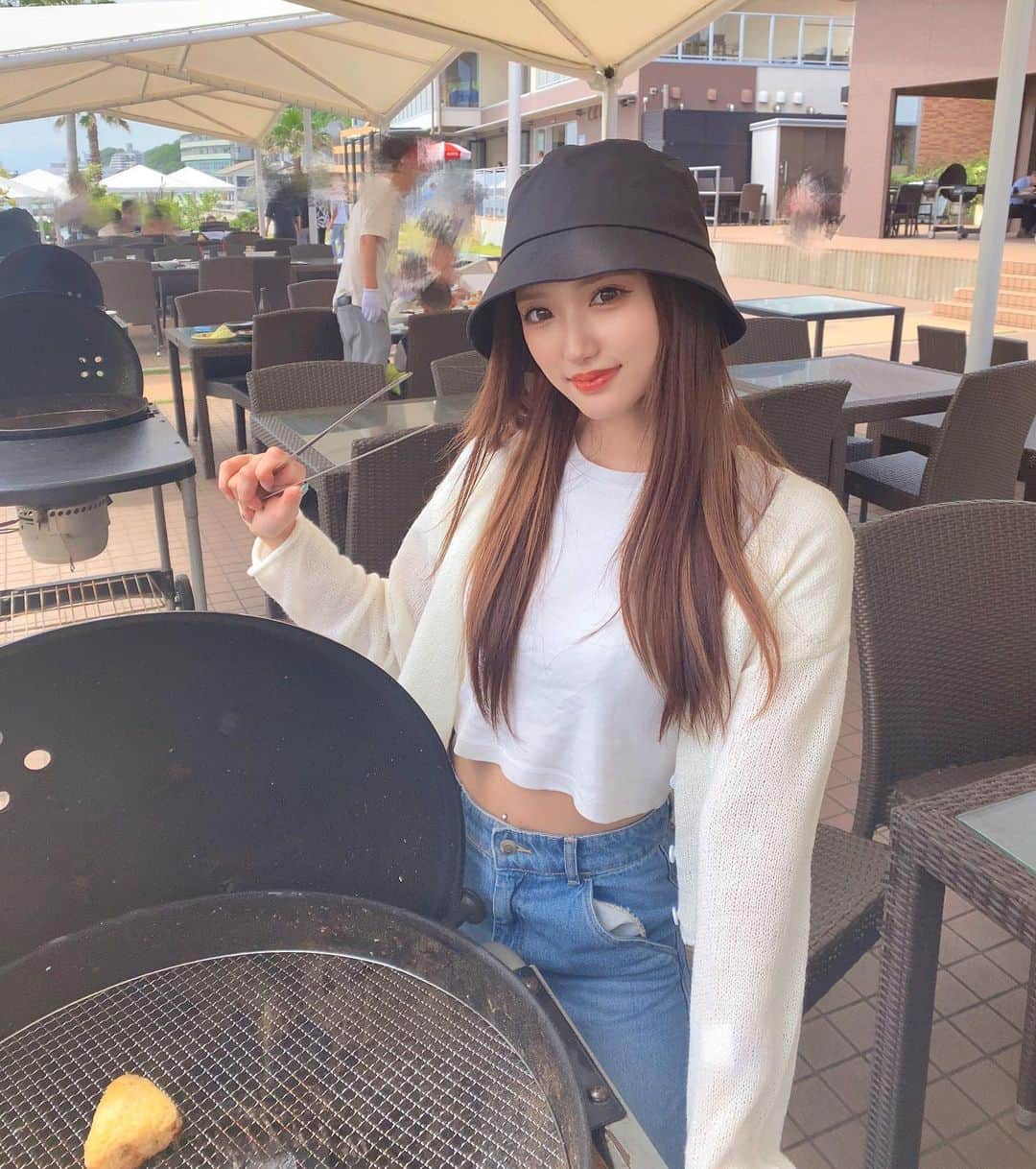 沙季のインスタグラム：「😋🍖🔥  この時期に丁度いい羽織を SHEINで買ったよ🦭🩵  薄手のカーディガンは夏でも使えるしこれからたくさん使おー🐻  sw2203098142186227 ⬆️商品ID  @sheinofficial  @shein_japan   クーポンコード🎈JBV32  お買い上げ金額1～5,999円まではセール価格より15%OFF、 6,000円以上は20%OFFが適用されます🫰🏻💗  SHEINで買い物する時は ぜひ使ってください🥺  #SHEINbeachvacay #SHEINswimvibes #SHEINforAll #ad#SHEINpartner #shein購入品 #sheinコーデ #shein #ootd #bbq」