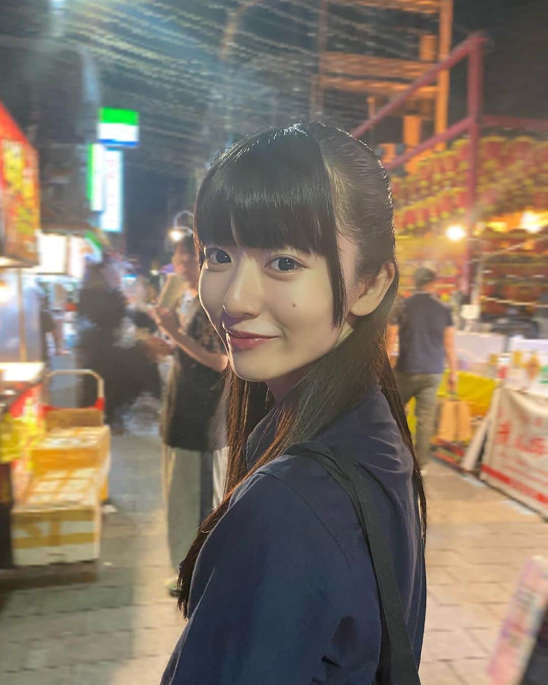 橋本美桜のインスタグラム：「台湾で夜市に行ってきました🇹🇼 ⁡ ⁡ ⁡ ⁡ #アイドル #IDOL #偶像 #パッツン前髪 #ロングヘア  #黒髪 #黒髪ロング #黒髪ストレート #ストレートヘア #ハーフアップ #台湾 #夜市 #🇹🇼 #私服 #Bokanii #ootd」