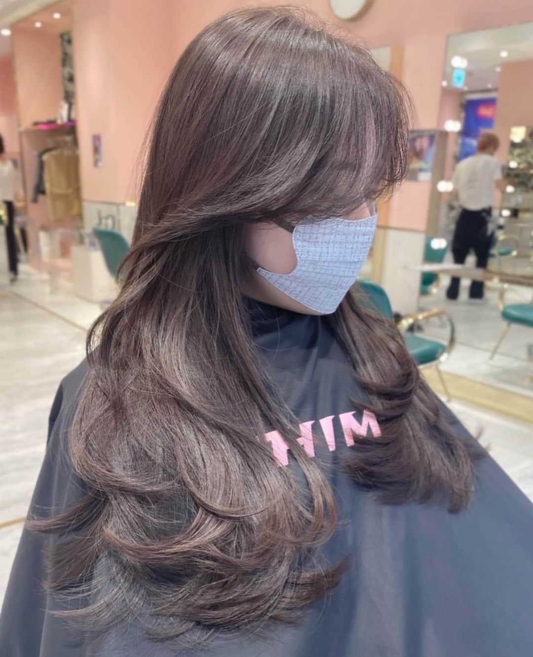 原涼香のインスタグラム：「大人気グレージュ🩶 黄味を抑えた透明感たっぷりカラー✨ ㅤㅤㅤㅤㅤㅤㅤㅤㅤㅤㅤㅤㅤ おすすめmenuは ☑︎カット ☑︎プレミアムケアカラー ☑︎バイカルテトリートメント です♡ ㅤㅤㅤㅤㅤㅤㅤㅤㅤㅤㅤㅤㅤ #SHIMA#韓国ヘア#韓国スタイル#レイヤーカット#ワンホンヘア#ワンホン#ダークトーン#網紅#初カラー#暗髪#ベージュカラー#ラベンダーカラー#グレージュ#オリーブカラー#透明感カラー#銀座美容院#銀座美容室#美容師#시스루뱅#레이어드컷#koreanhair」
