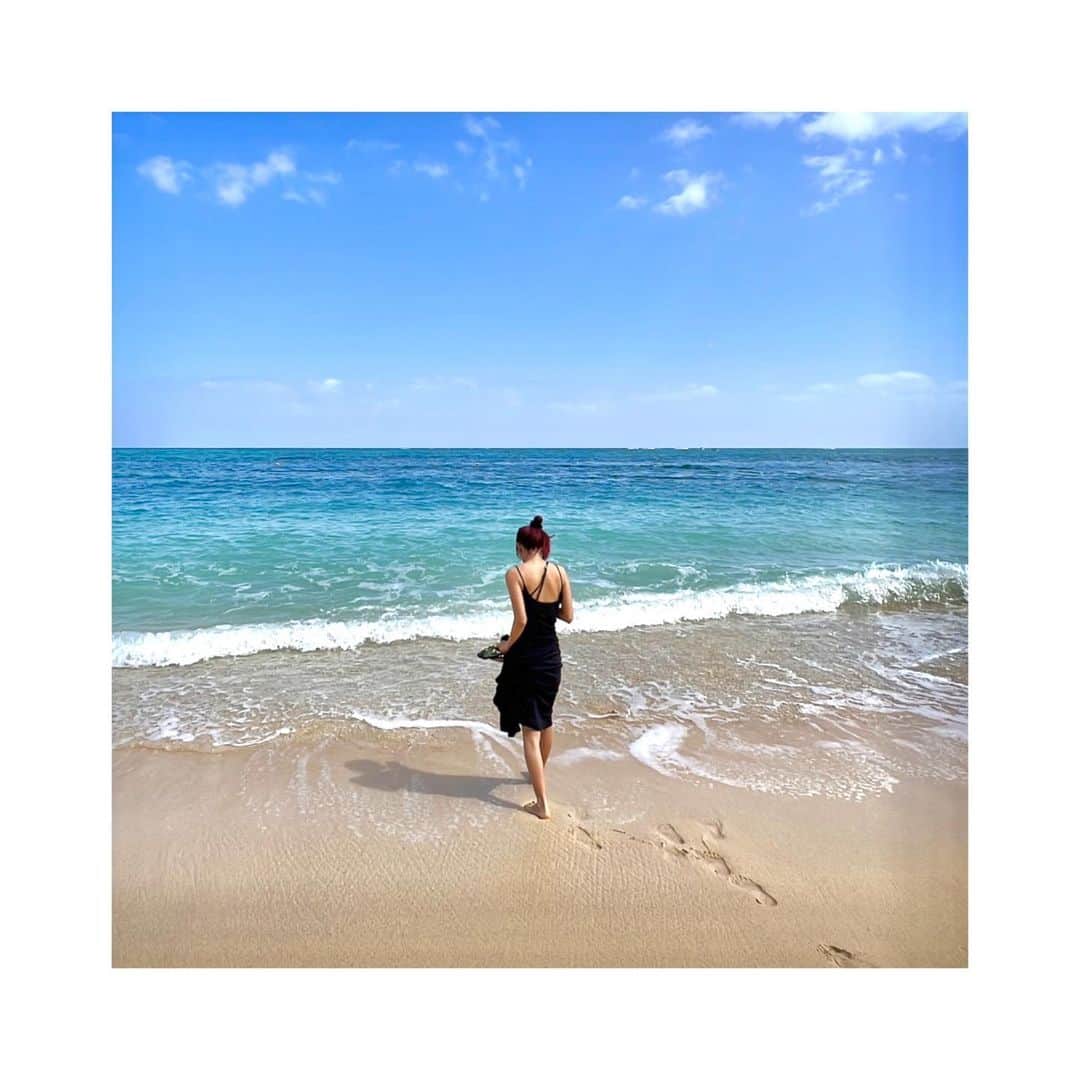 のインスタグラム：「雨が続くみたいなので、沖縄投稿していこうかな。  着いた日は少し曇りで、ビーチではなく、アメリカンビレッジに行ってみたよ。 おすすめしてもらったカフェがもう海外旅行に来たかのような雰囲気で、もう何年も海外行けてないからすごく嬉しかったなー。  雰囲気良すぎて、どれも美味しそうだし、ガーリックシュリンプのプレートランチしてすぐに、海辺でクロワッサンいっちゃったよね。笑 水着になる前から暴食してしまった。  建物とかもめっちゃカラフルで映えするアメリカンビレッジ。 沖縄行く時は街から離れた場所が多いから、曇りだったり海以外の楽しみは、海外っぽいカフェやご飯屋さんもたくさんあってとてもよかったよ。  #沖縄　#北谷　#アメリカンビレッジ  #オシャレカフェ　#カフェ　#美浜タウンリゾート  #海　#ビーチ」