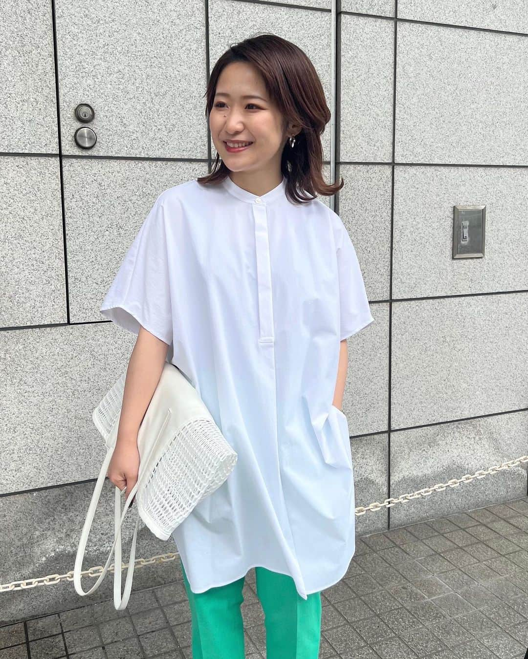 ICB WEB MAGAZINEさんのインスタグラム写真 - (ICB WEB MAGAZINEInstagram)「.  #icb_staffstyle  #ootd  @moku_style   ICBスタッフがこの夏おすすめのTOPSをpick up！ オリジナルスタイリングをご紹介します。  ヴィンテージスパンブロード プルオーバーブラウス ¥20,900(taxin)  シェルタリングドライオックス スティックパンツ ¥19,910(taxin)  #icb #icbjp #icbstyle  #onward #オンワード #オンワード樫山 #onwardcrosset #オンワードクローゼット #fashion #通勤コーデ #通勤スタイル #オフィススタイル #オフィスカジュアルコーデ #ootd #オフィスカジュアル #シンプルコーデ #大人カジュアル #シンプルファッション #お仕事服 #ootdfashion #本日のコーデ #ファッション #大人コーデ #カラーパンツ #カラーパンツコーデ #パンツコーデ #ブラウス #ブラウスコーデ  #プルオーバーブラウス」5月29日 19時58分 - icb_jp