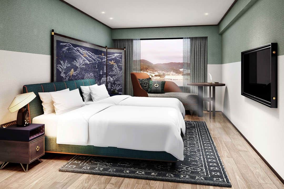 のインスタグラム：「We’re very excited to announce that IHG Hotels & Resorts and Mori Trust have signed an agreement to open Hotel Indigo Nagasaki Glover Street in 2024, making it Japan’s fifth Hotel Indigo.    The boutique hotel will debut in an enviable address in Nagasaki’s Minami Yamate area, with spectacular views from its hilltop location overlooking Nagasaki Port. With so much history to draw from, the hotel will embody its unique Neighbourhood Story: “Travelling through Time and Space: Japanese, Chinese and Dutch Labyrinths”, highlighting ‘Wakaran’ (Japanese 'Wa', Chinese 'Ka' and Dutch 'Ran'), where Western and Eastern customs and cultures have intersected. For more information, click here: https://bit.ly/HotelIndigoNagasakiSigning      IHG ホテルズ ＆ リゾーツと森トラスト株式会社は、日本で 5 番目のホテルインディゴとなる「ホテルインディゴ長崎グラバーストリート」を 2024 年に開業する予定であることを発表しました。   約70室の客室を擁するブティックホテルは、長崎港を見下ろす丘の上から絶景を望む、長崎南山手エリアの素晴らしいロケーションに誕生します。豊かな歴史を有するこの地に誕生するホテルインディゴ長崎グラバーストリートのネイバーフッドストーリーは「時空を旅する　和・華・蘭ラビリンス」。日本の「和」、中国の「華」、そしてオランダの「蘭」、それぞれの個性が混ざった「和・華・蘭（わからん）文化」と呼ばれる長崎のDNAと、西洋と東洋の風習や文化が交差しながら独自に発展してきた長崎の姿を表現しています。   詳細については、こちらをご覧ください https://prtimes.jp/main/html/rd/p/000000407.000002364.html」
