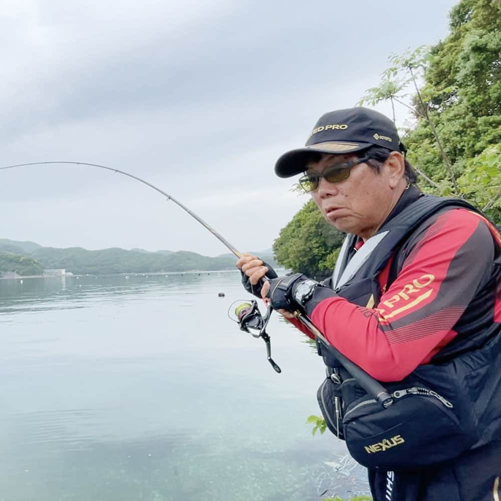 レジャーフィッシングのインスタグラム：「春と夏に恒例となった、 大知昭名人の御荘湾巨チヌアタック。  今年の春は四国西南部のチヌの乗っ込みが 早かったようで、厳しい状況だという。  限られた時間で、名人はどう考え、 どう釣っていったのだろうか？  ◆レジャーフィッシング７月号に掲載! 詳しい内容、その他の記事は、 ハイライト「次号予告」から記事をチェック！ https://www.e-leisure.jp/book/  ◆岡山、広島、香川、愛媛、徳島、高知、 兵庫の一部、山口、福岡の主要な釣具店及び書店や Amazon等で販売。  ◆ご購入はこちら！ オンラインショップ【レジャーフィッシング SHOP】 https://eleisure.theshop.jp/items/74877543  #大知昭  #チヌ #乗っ込みチヌ #クロダイ #黒鯛 #フカセ釣り #波止釣り #四国 #愛媛 #御荘湾 #レジャーフィッシング #釣り #海釣り」