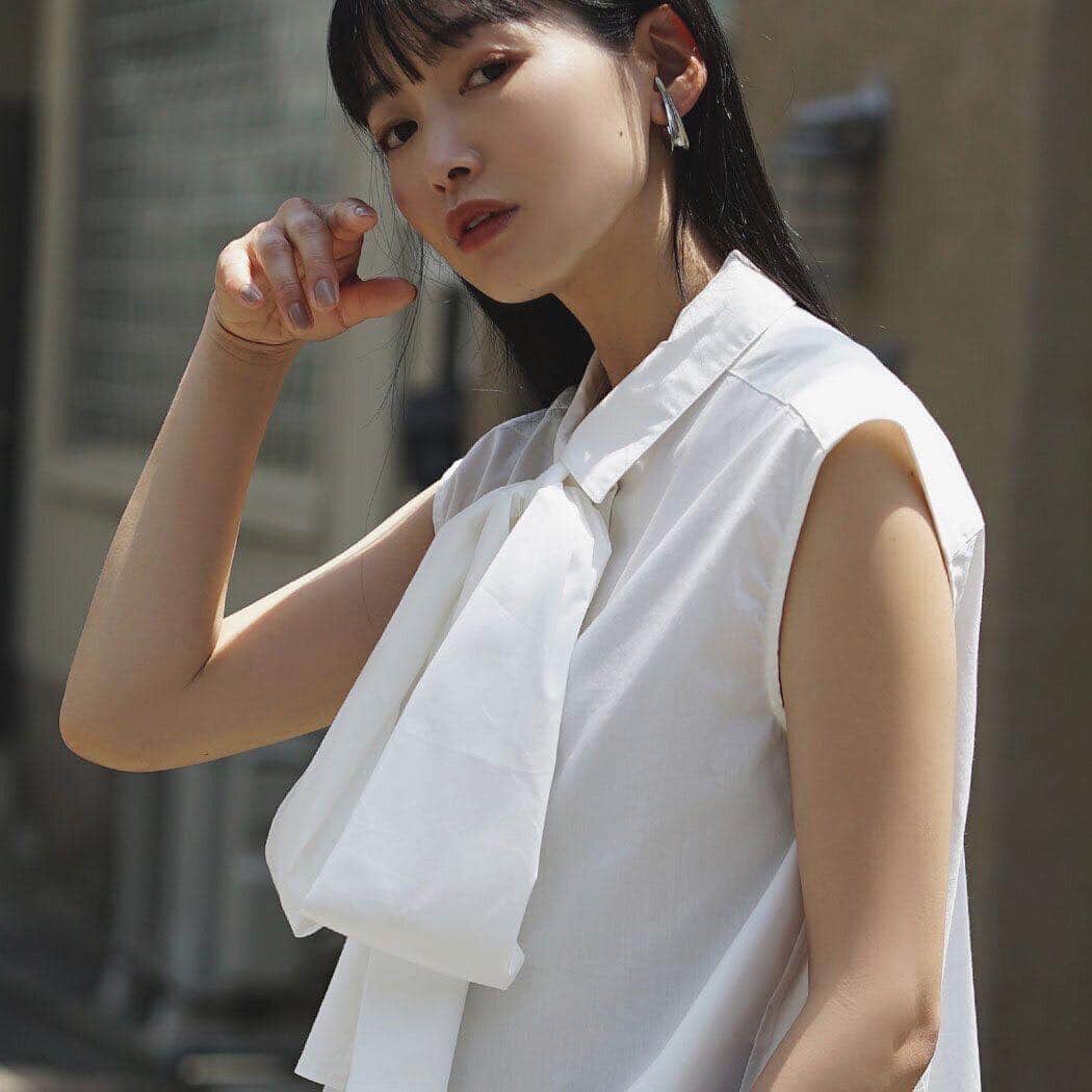 のインスタグラム：「. ＼ 📣  NEW ITEM ／  大人フェミニン なボウタイ付きノースリーブシャツ🎀  立体的なボウタイが顔周りを華やかに魅せ、着映えする一枚 ボウタイリボンは取り外しが可能で、 シンプルなノースリーブシャツとしても。 カジュアルなアイテムと合わせて、上品なきれいめカジュアルにも♪  ボウカラー ノースリーブシャツ 🔎2300162 ¥6,490 着用モデル 身長164cm ⁡」